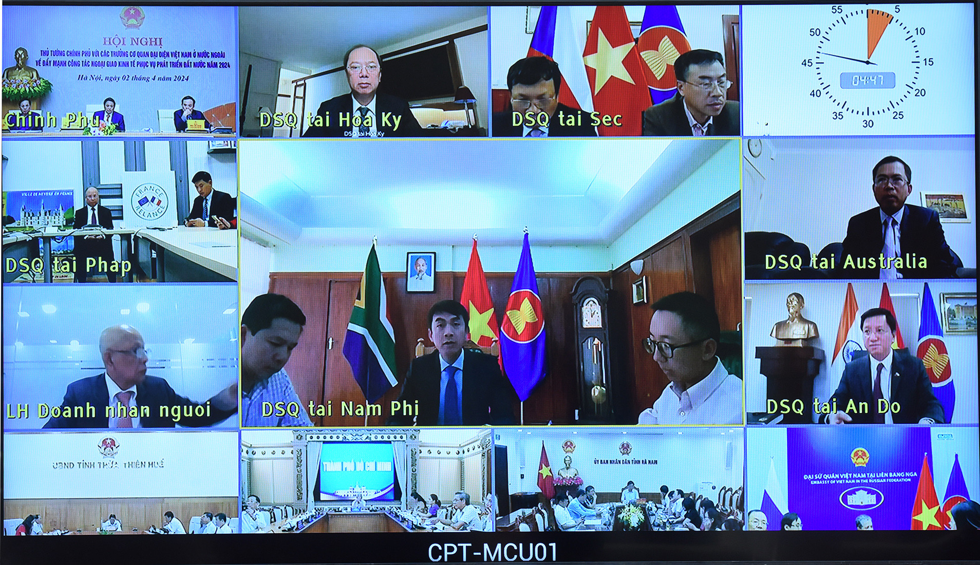 Trưởng các cơ quan đại diện Việt Nam ở nước ngoài phát biểu ý kiến tại hội nghị.