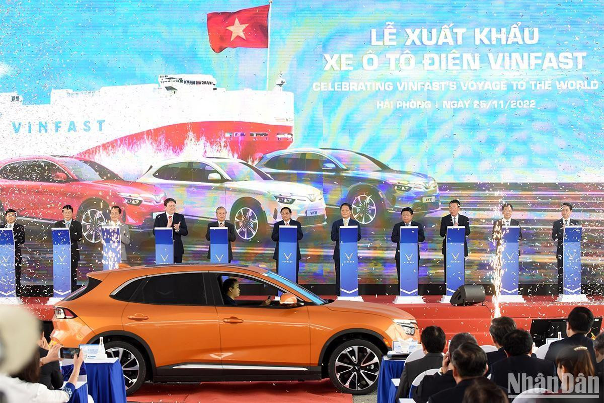 Lễ xuất khẩu lô ô-tô điện thông minh đầu tiên, gồm 999 chiếc VF 8, ra thị trường quốc tế.