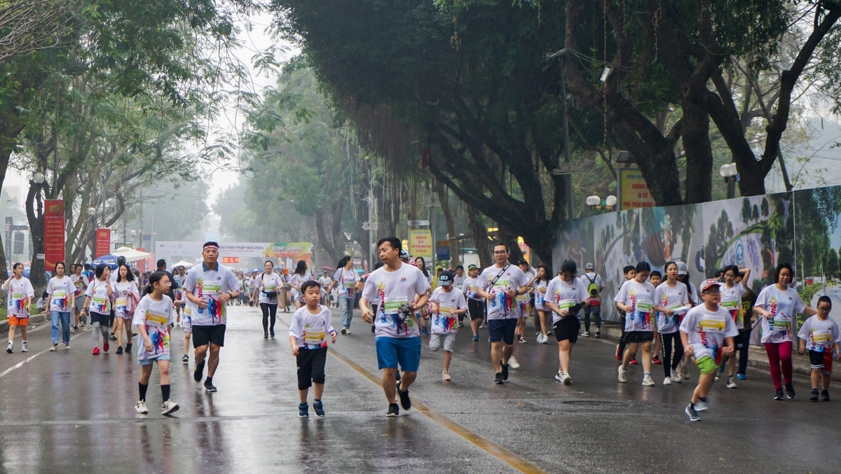 Bất chấp cơn mưa nặng hạt, đông đảo đại diện từ cộng đồng những người nói tiếng Pháp và yêu thích chạy bộ đã tham dự Giải chạy Pháp ngữ năm 2024 sáng nay. (Ảnh: TRUNG HƯNG) Bất chấp cơn mưa nặng hạt, đông đảo đại diện từ cộng đồng những người nói tiếng Pháp và yêu thích chạy bộ đã tham dự Giải chạy Pháp ngữ năm 2024 sáng nay. (Ảnh: TRUNG HƯNG)