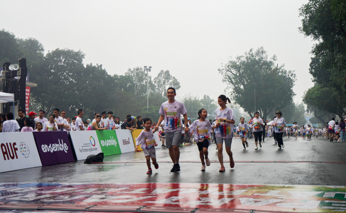Cả gia đình cùng nhau về đích. (Ảnh: TRUNG HƯNG) Cả gia đình cùng nhau về đích. (Ảnh: TRUNG HƯNG)