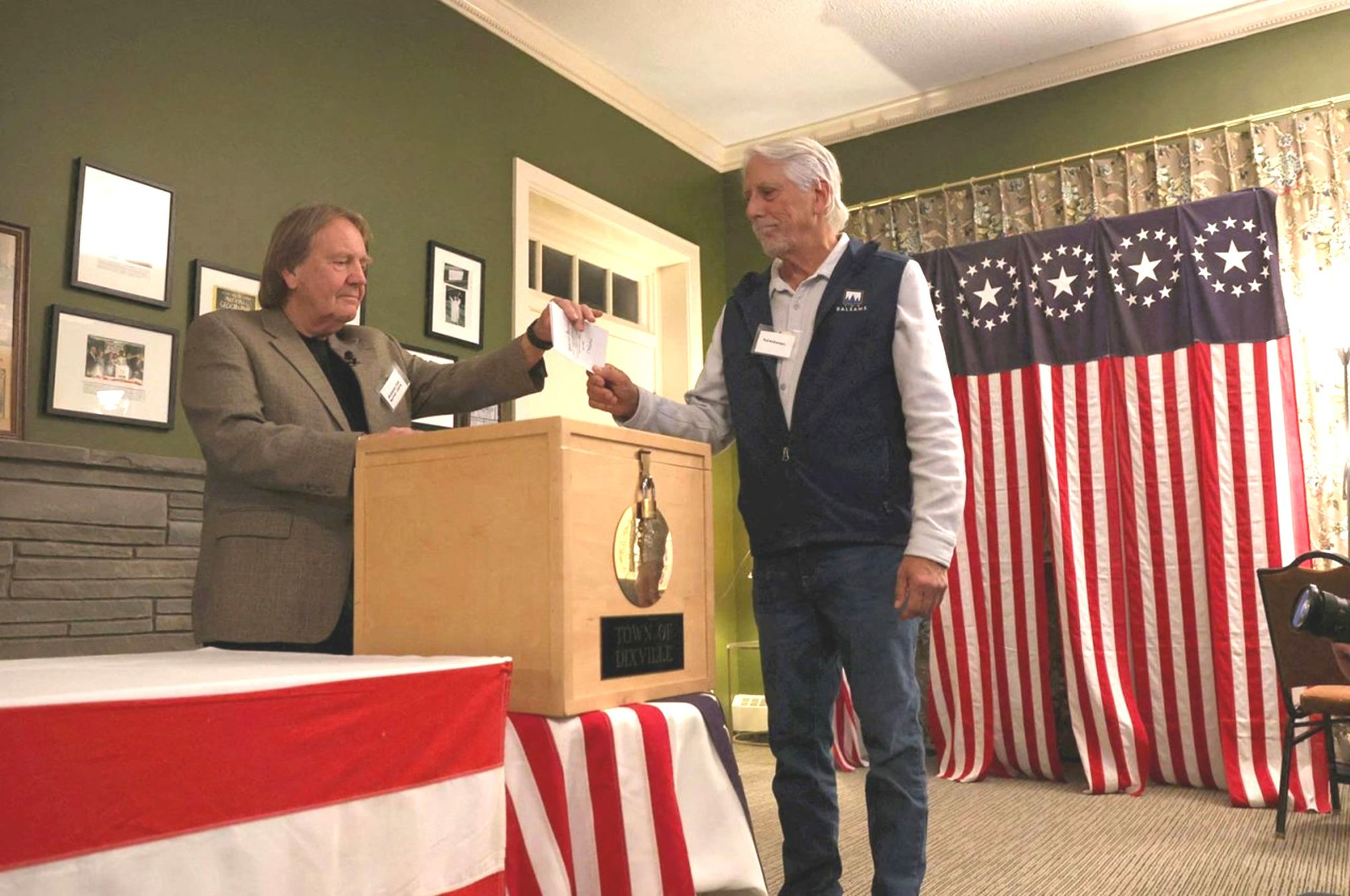 Một cử tri bỏ phiếu tại Dixville Notch, New Hampshire vào ngày 5/11. (Ảnh: Reuters)