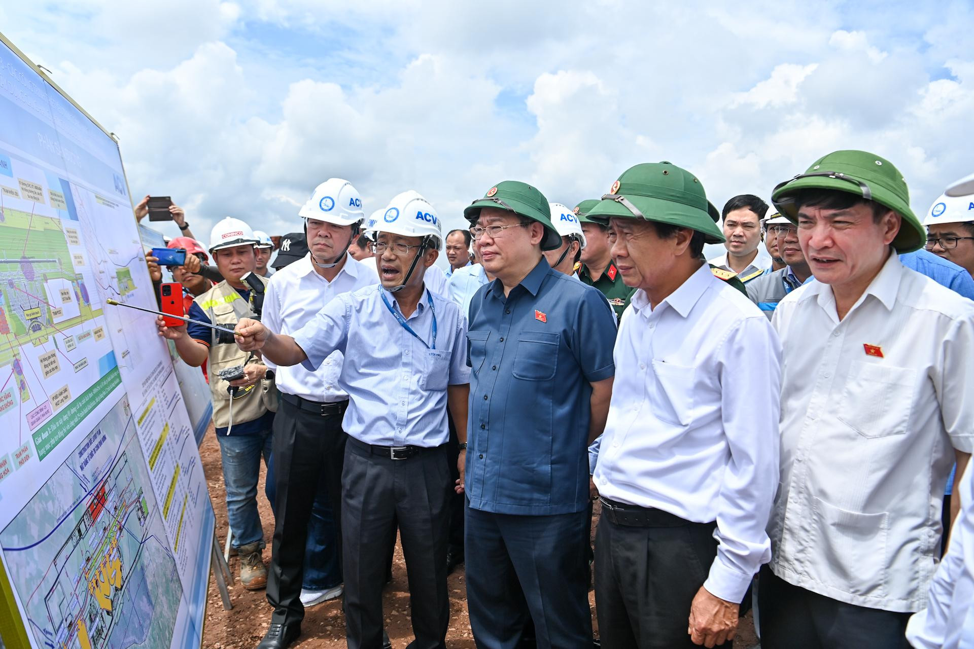 Chủ tịch Quốc hội Vương Đình Huệ nghe đơn vị thi công dự án sân bay Long Thành báo cáo về tổng thể quy hoạch, tiến độ thi công các hạng mục.