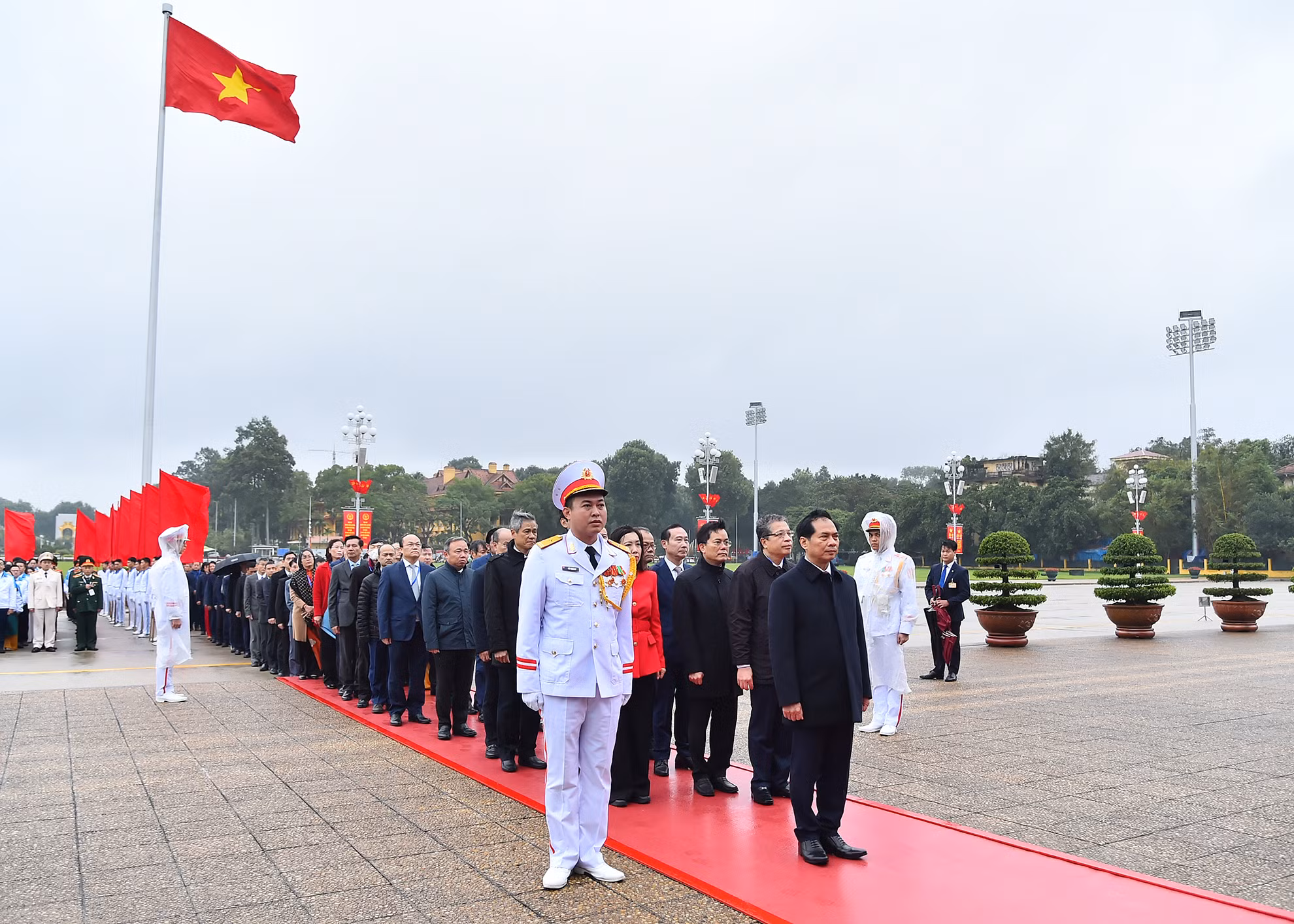 Dự lễ viếng có Ủy viên Trung ương Đảng, Bộ trưởng Ngoại giao Bùi Thanh Sơn, các Thứ trưởng Ngoại giao, các đại sứ, trưởng các cơ quan đại diện Việt Nam ở nước ngoài, lãnh đạo các cơ quan trong Bộ Ngoại giao.