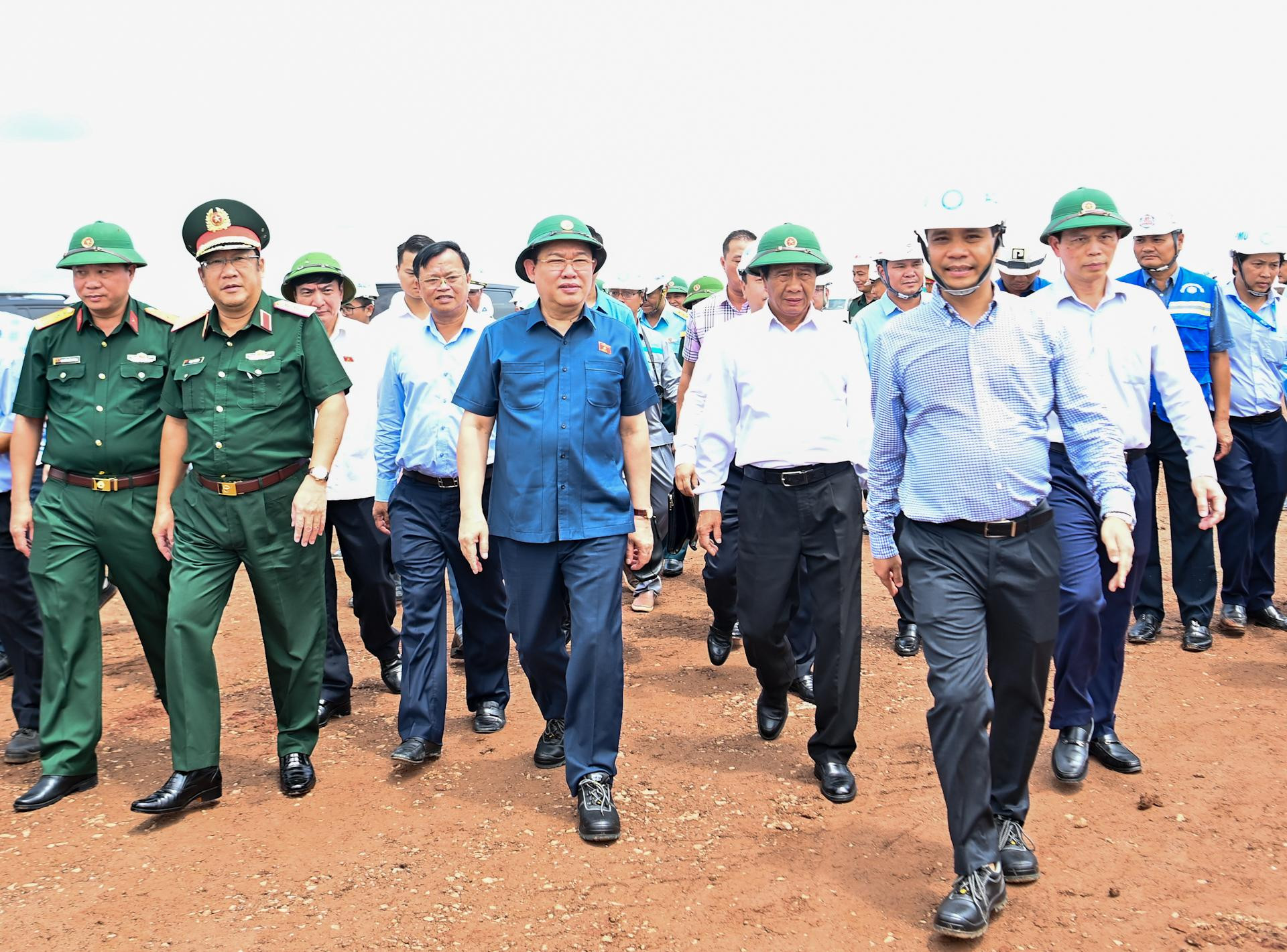 Chủ tịch Quốc hội Vương Đình Huệ kiểm tra hiện trường dự án trọng điểm quốc gia sân bay Long Thành.