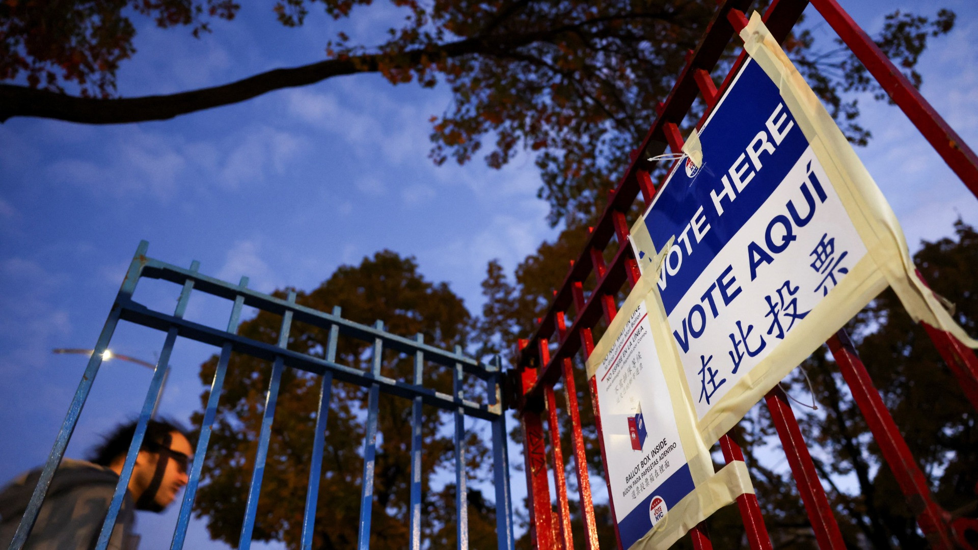 Một biển báo "bỏ phiếu tại đây" tại Trường tiểu học Anna Silver PS 20 trong ngày bầu cử chính thức ở Manhattan, thành phố New York, Mỹ, ngày 5/11/2024. (Ảnh: Reuters) Một biển báo "bỏ phiếu tại đây" tại Trường tiểu học Anna Silver PS 20 trong ngày bầu cử chính thức ở Manhattan, thành phố New York, Mỹ, ngày 5/11/2024. (Ảnh: Reuters)