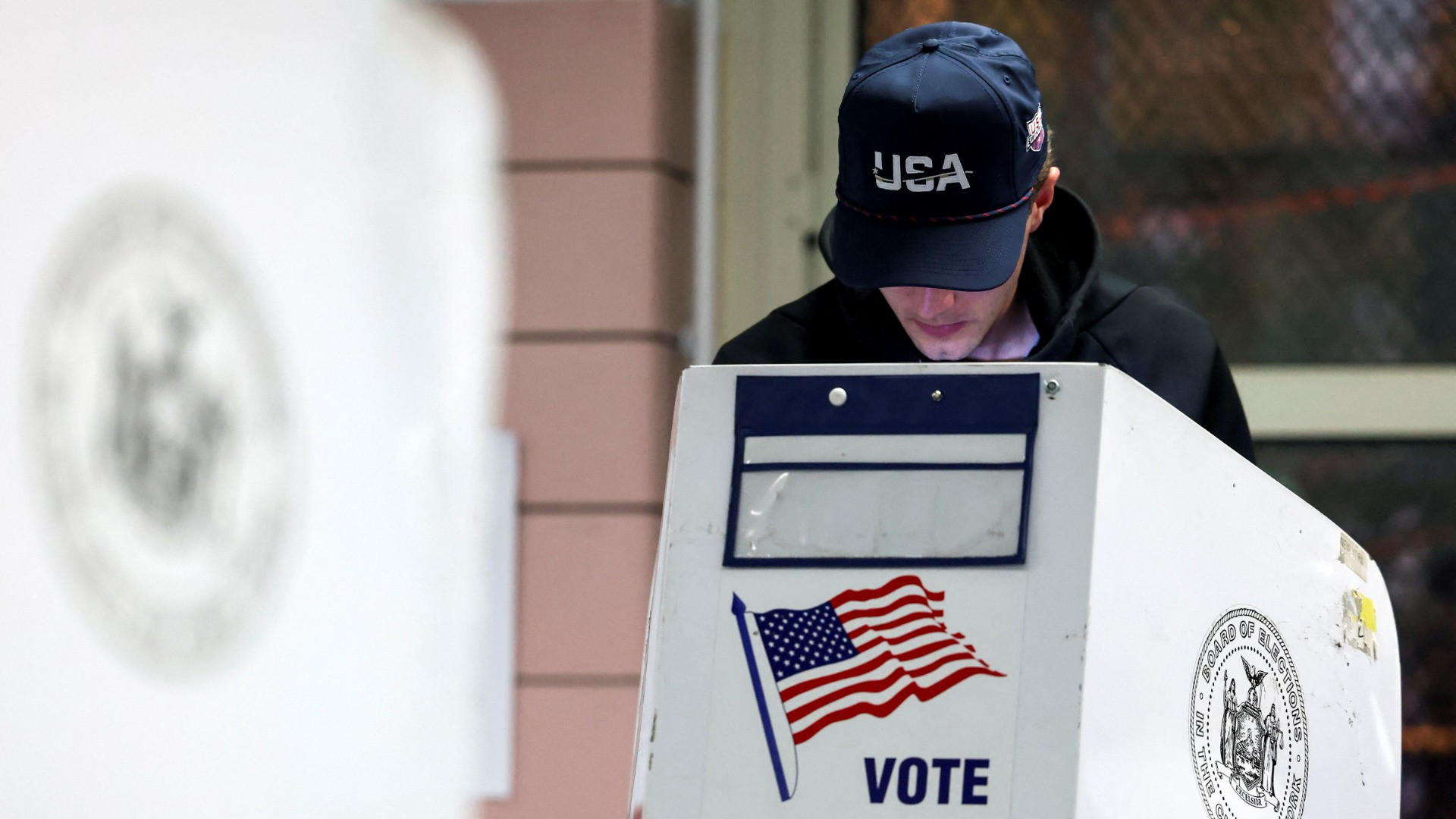 Cử tri Mỹ bỏ phiếu ở Manhattan, thành phố New York, ngày 5/11/2024. (Ảnh: Reuters) Cử tri Mỹ bỏ phiếu ở Manhattan, thành phố New York, ngày 5/11/2024. (Ảnh: Reuters)