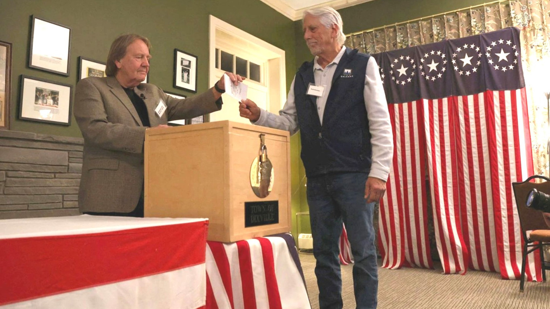 Một cử tri bỏ phiếu tại Dixville Notch, New Hampshire vào ngày 5/11. (Ảnh: Reuters) Một cử tri bỏ phiếu tại Dixville Notch, New Hampshire vào ngày 5/11. (Ảnh: Reuters)