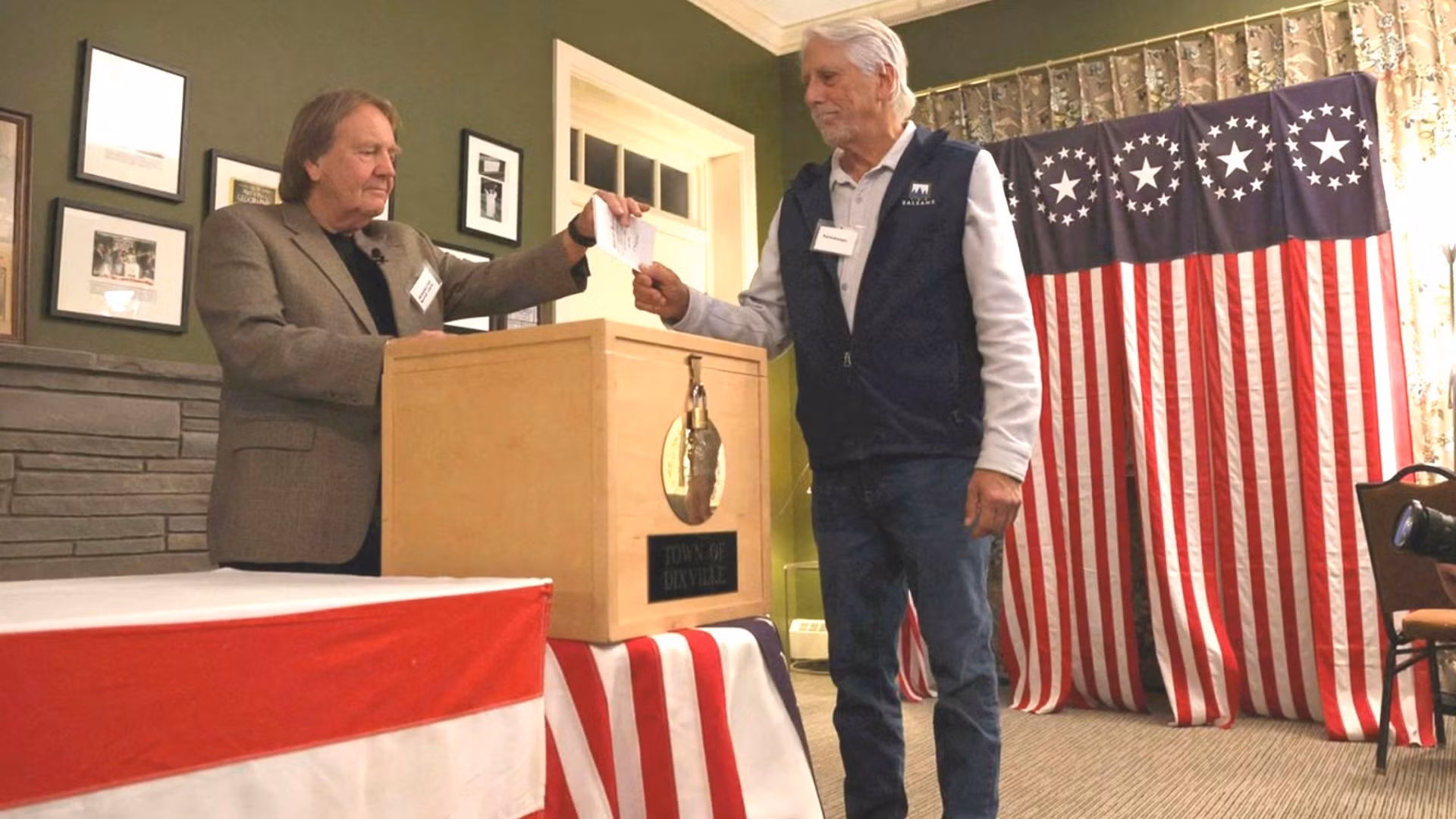 Một cử tri bỏ phiếu tại Dixville Notch, New Hampshire vào ngày 5/11. (Ảnh: Reuters) Một cử tri bỏ phiếu tại Dixville Notch, New Hampshire vào ngày 5/11. (Ảnh: Reuters)