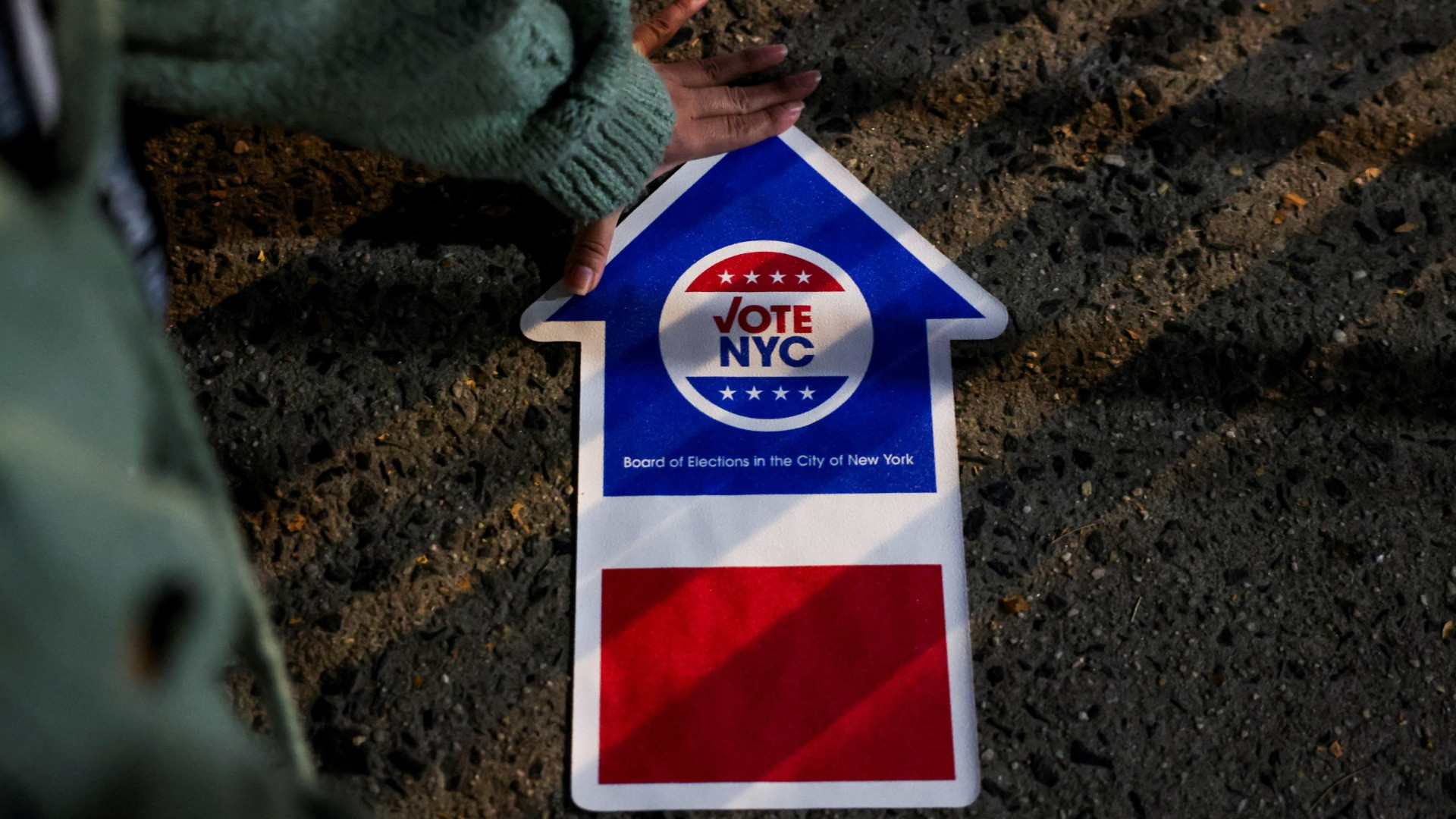 Biển báo bầu cử tại Manhattan, thành phố New York, Mỹ, ngày 5/11/2024. (Ảnh: Reuters) Biển báo bầu cử tại Manhattan, thành phố New York, Mỹ, ngày 5/11/2024. (Ảnh: Reuters)