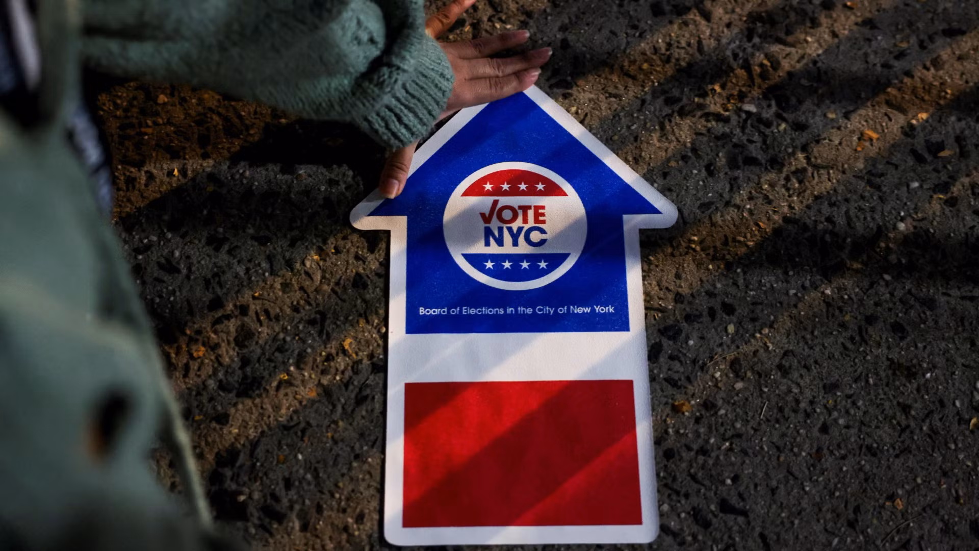 Biển báo bầu cử tại Manhattan, thành phố New York, Mỹ, ngày 5/11/2024. (Ảnh: Reuters) Biển báo bầu cử tại Manhattan, thành phố New York, Mỹ, ngày 5/11/2024. (Ảnh: Reuters)