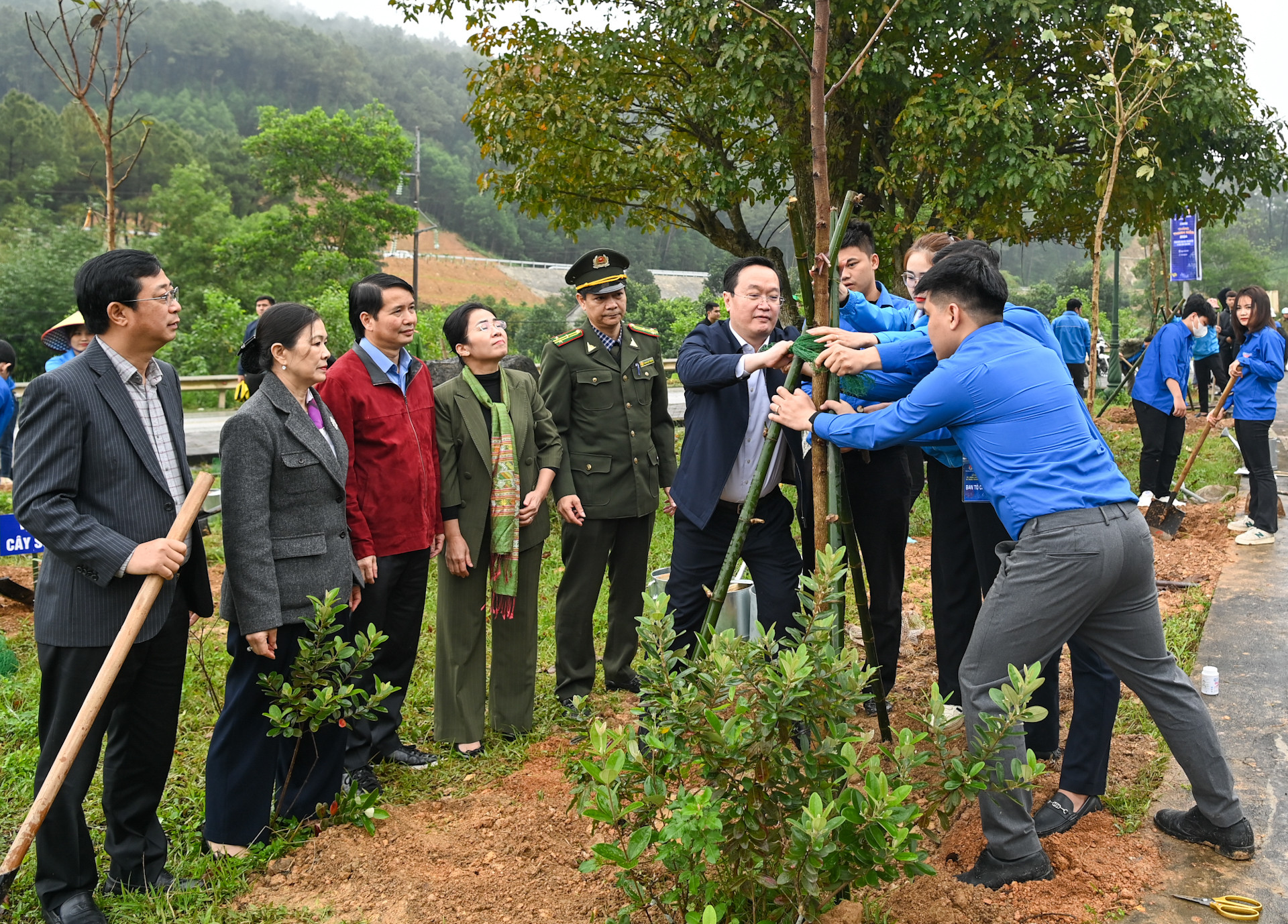 Các đại biểu trồng cây tại lễ phát động Tết trồng cây Xuân Giáp Thìn 2024. Các đại biểu trồng cây tại lễ phát động Tết trồng cây Xuân Giáp Thìn 2024.