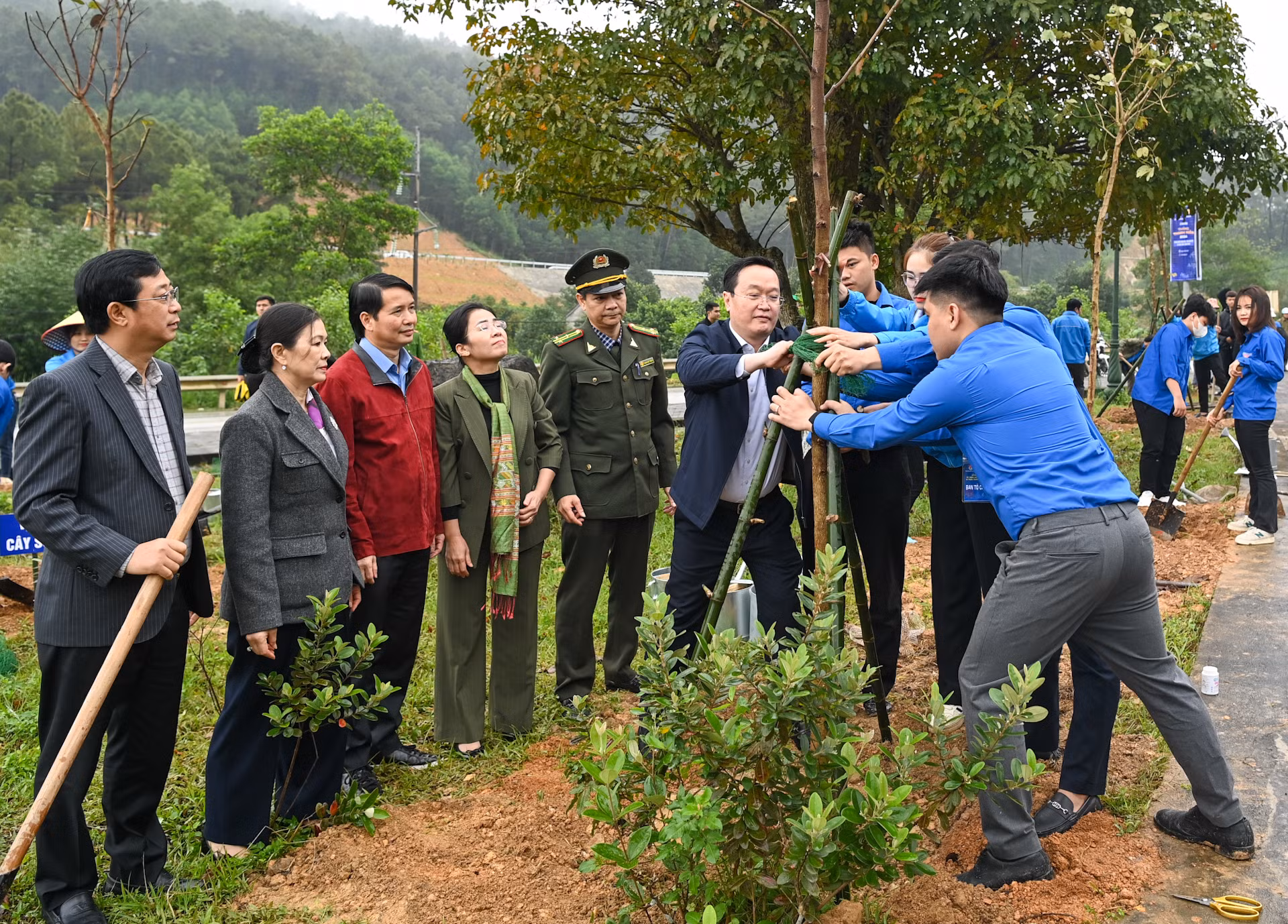 Các đại biểu trồng cây tại lễ phát động Tết trồng cây Xuân Giáp Thìn 2024.