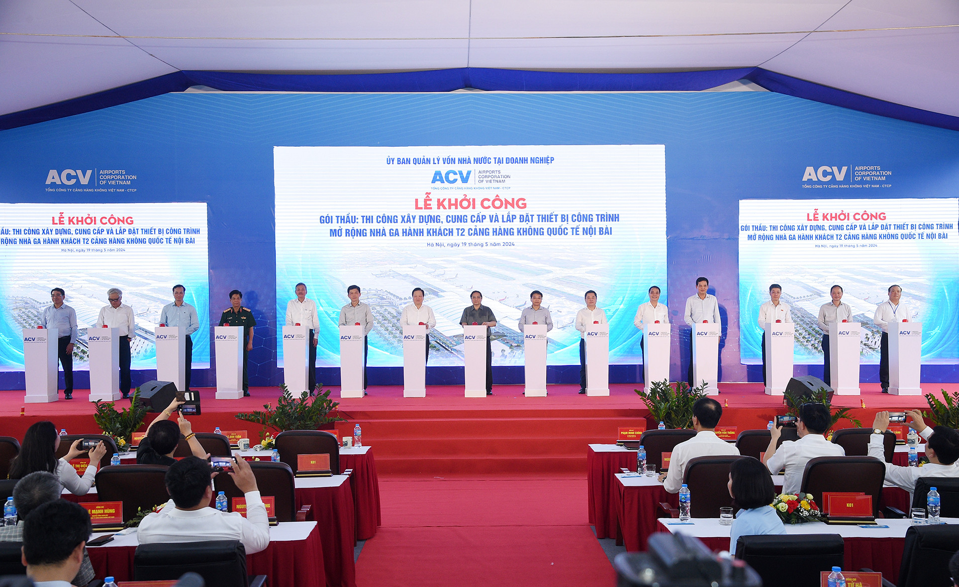 Thủ tướng Phạm Minh Chính và các đại biểu thực hiện nghi thức khởi công Dự án mở rộng Nhà ga hành khách T2, Cảng Hàng không quốc tế Nội Bài.