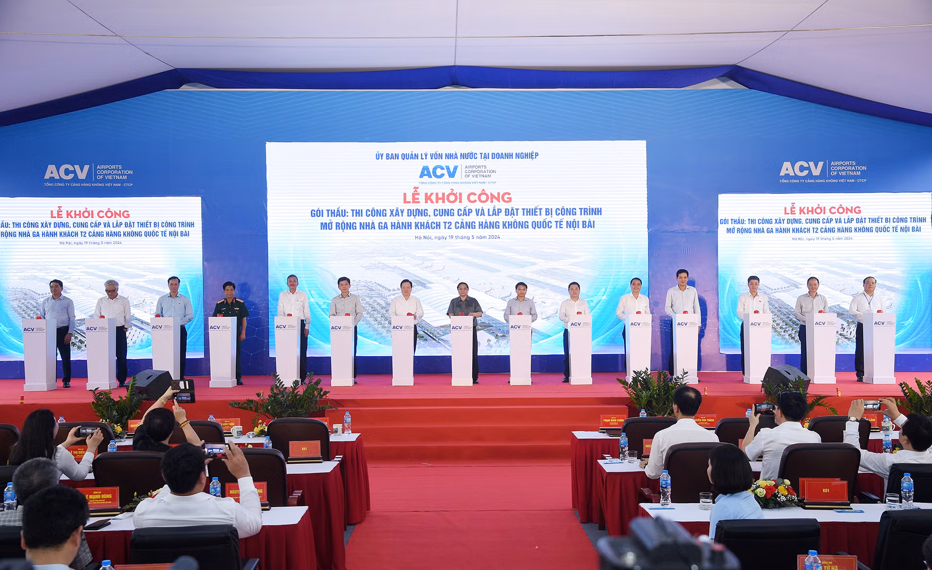 Thủ tướng Phạm Minh Chính và các đại biểu thực hiện nghi thức khởi công Dự án mở rộng Nhà ga hành khách T2, Cảng Hàng không quốc tế Nội Bài.