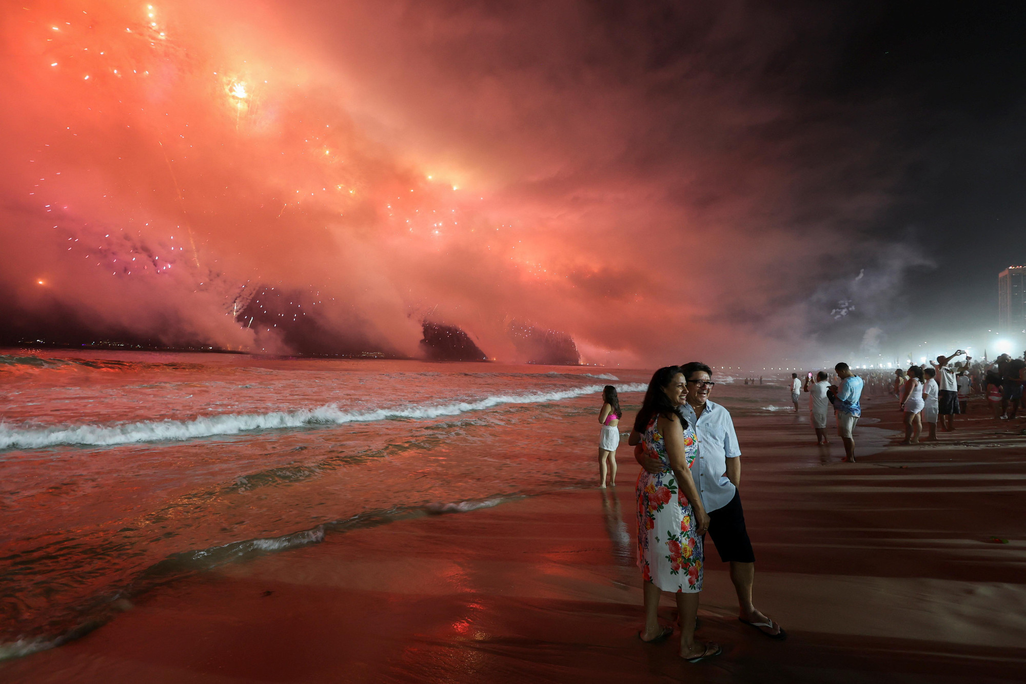 Người dân ngắm pháo hoa trong lễ mừng năm mới tại bãi biển Copacabana, Rio de Janeiro, Brazil. (Ảnh: Reuters)