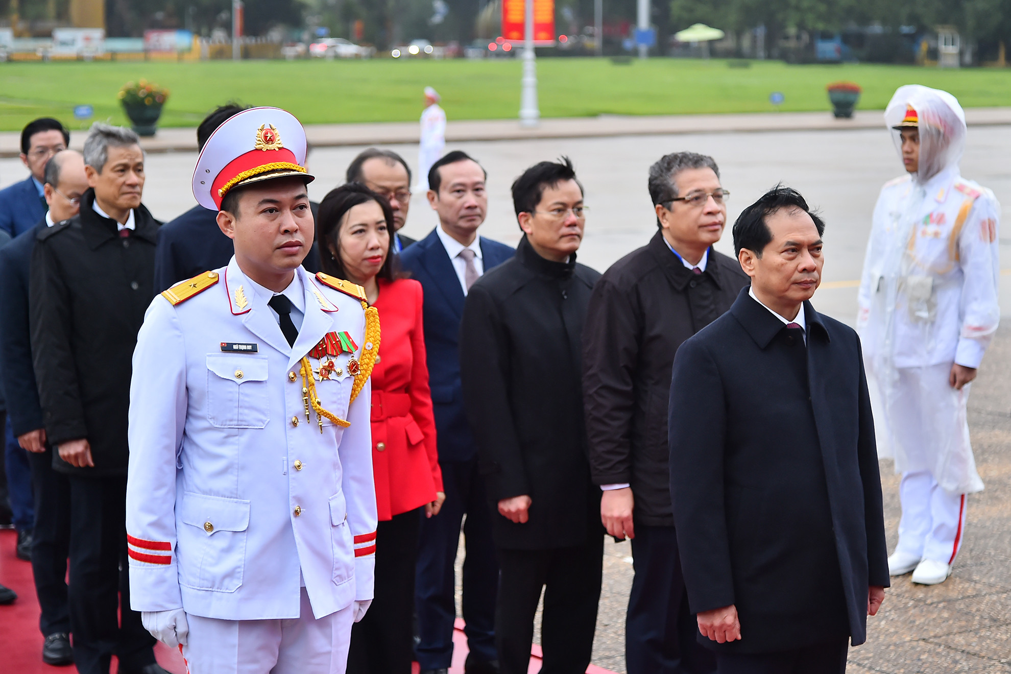 Các đồng chí đại diện lãnh đạo Bộ Ngoại giao dẫn đầu đoàn đại biểu vào Lăng viếng Bác.