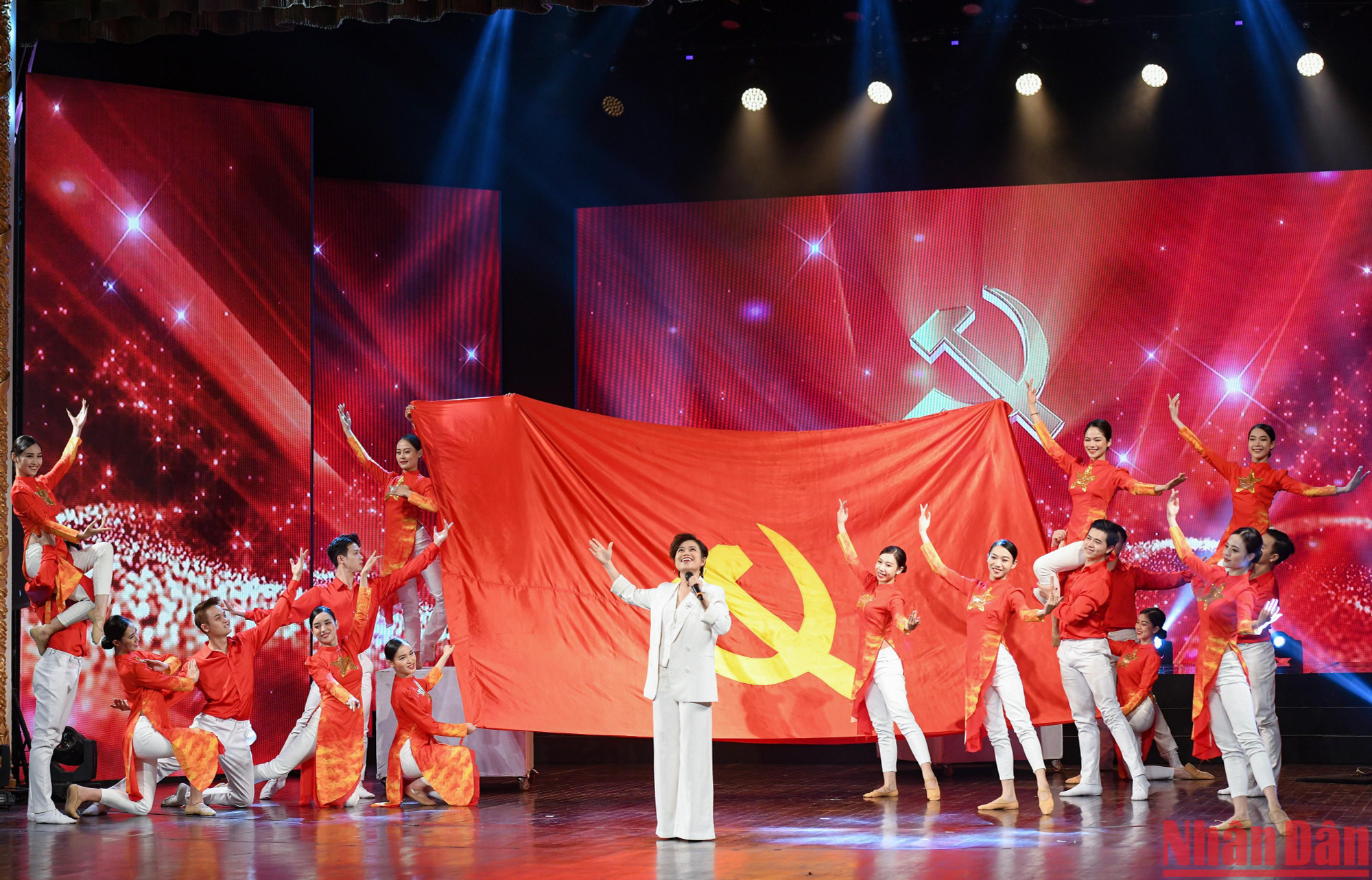 Tiết mục văn nghệ chào mừng. Tiết mục văn nghệ chào mừng.