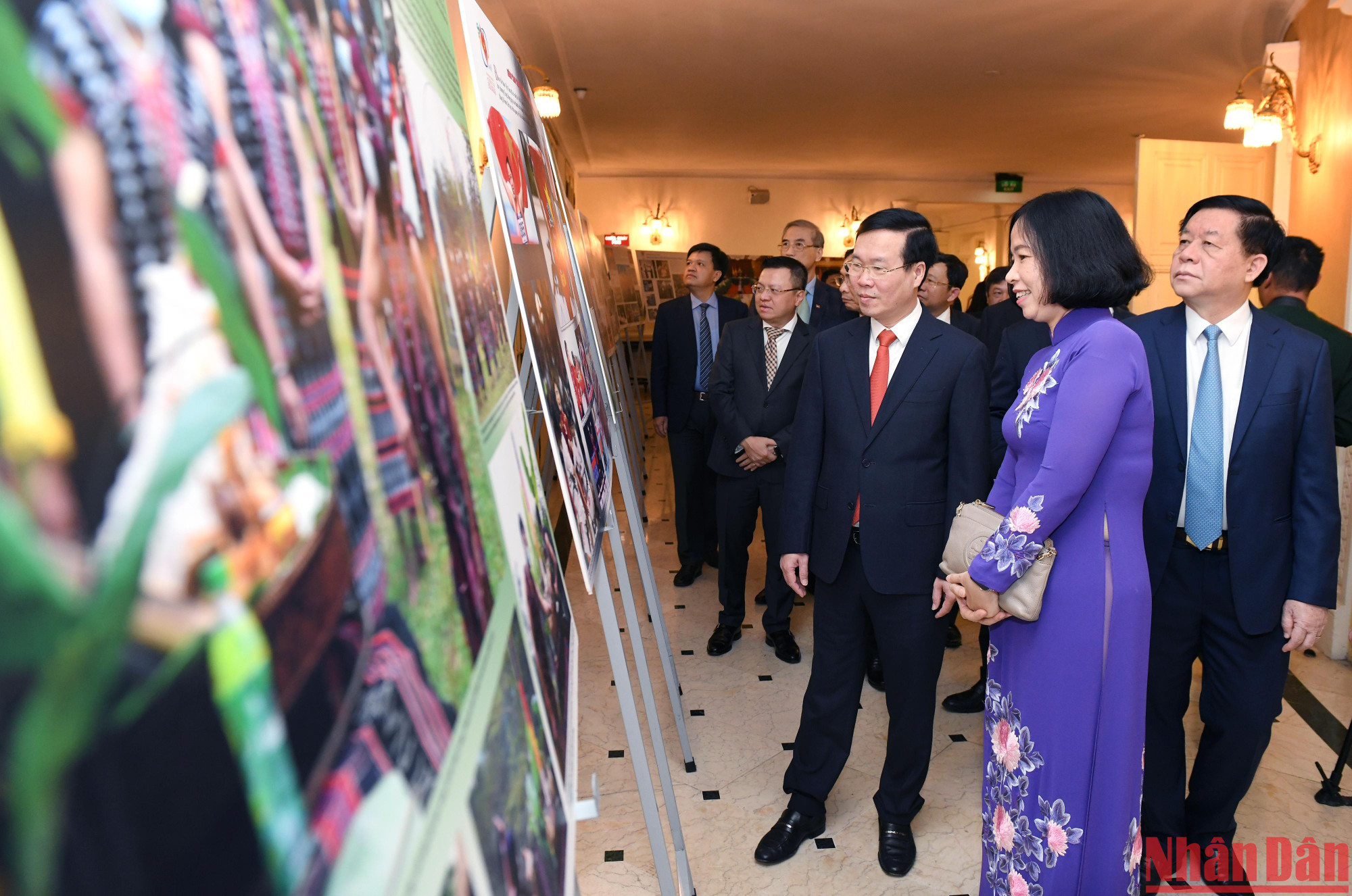 Đồng chí Võ Văn Thưởng, Ủy viên Bộ Chính trị, Thường trực Ban Bí thư; đồng chí Nguyễn Trọng Nghĩa, Bí thư Trung ương Đảng, Trưởng Ban Tuyên giáo Trung ương, Trưởng Ban Chỉ đạo công tác thông tin đối ngoại cùng các đại biểu tham quan các tác phẩm được trưng bày. Đồng chí Võ Văn Thưởng, Ủy viên Bộ Chính trị, Thường trực Ban Bí thư; đồng chí Nguyễn Trọng Nghĩa, Bí thư Trung ương Đảng, Trưởng Ban Tuyên giáo Trung ương, Trưởng Ban Chỉ đạo công tác thông tin đối ngoại cùng các đại biểu tham quan các tác phẩm được trưng bày.