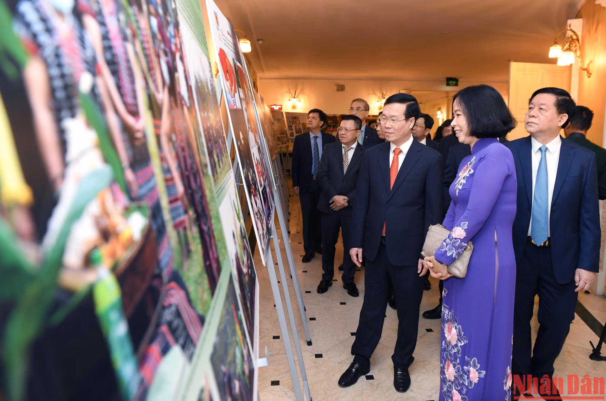 Đồng chí Võ Văn Thưởng, Ủy viên Bộ Chính trị, Thường trực Ban Bí thư; đồng chí Nguyễn Trọng Nghĩa, Bí thư Trung ương Đảng, Trưởng Ban Tuyên giáo Trung ương, Trưởng Ban Chỉ đạo công tác thông tin đối ngoại cùng các đại biểu tham quan các tác phẩm được trưng bày.