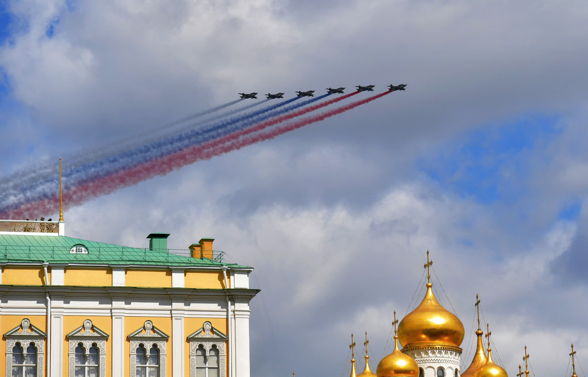 Đội hình máy bay cường kích Sukhoi Su-25 tạo nên 3 dải khói màu trắng, xanh và đỏ - màu quốc kỳ Liên bang Nga trên nền trời Moskva.