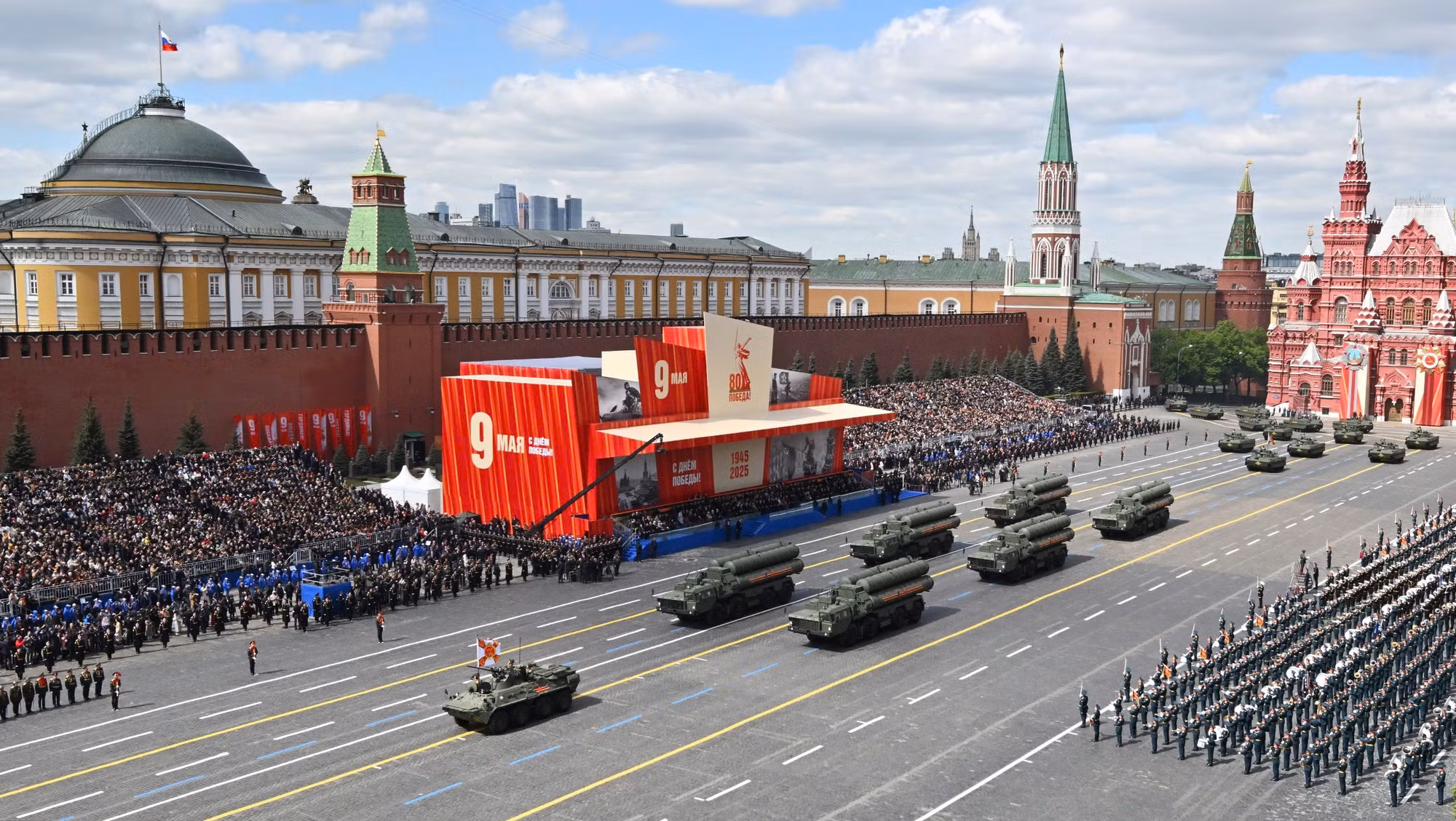 Xe bọc thép chở quân BTR-82A và hệ thống tên lửa phòng không S-400 phô diễn sức mạnh tại cuộc duyệt binh.