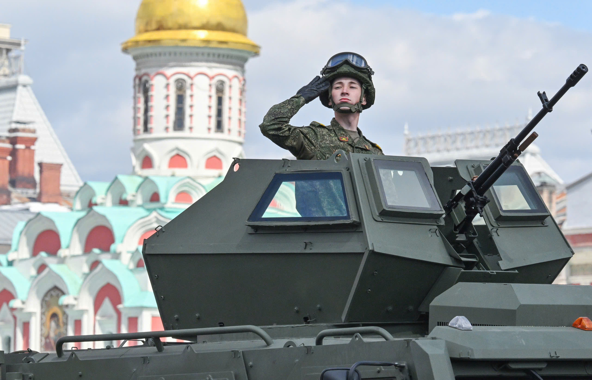 Binh sĩ Nga trên xe bọc thép VPK-Ural tại lễ duyệt binh.