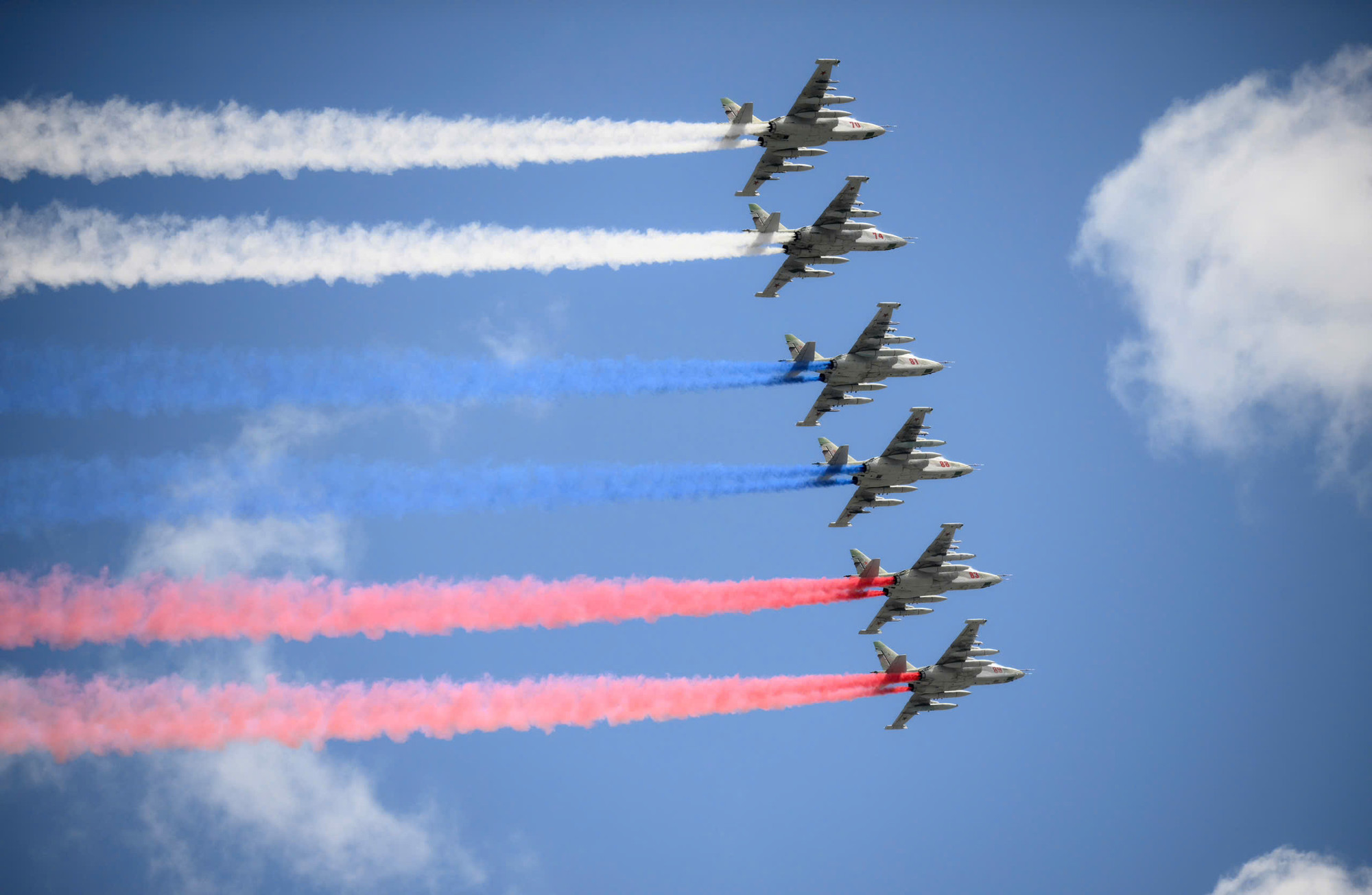 Tiêm kích Su-25 trình diễn trên nền trời Thủ đô Moskva.