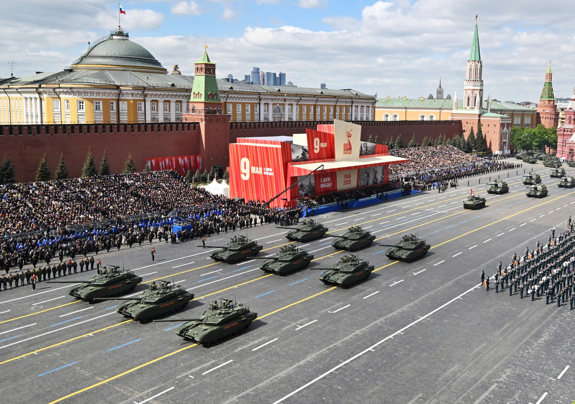 Dàn xe tăng T-90 Proryv trong cuộc duyệt binh.