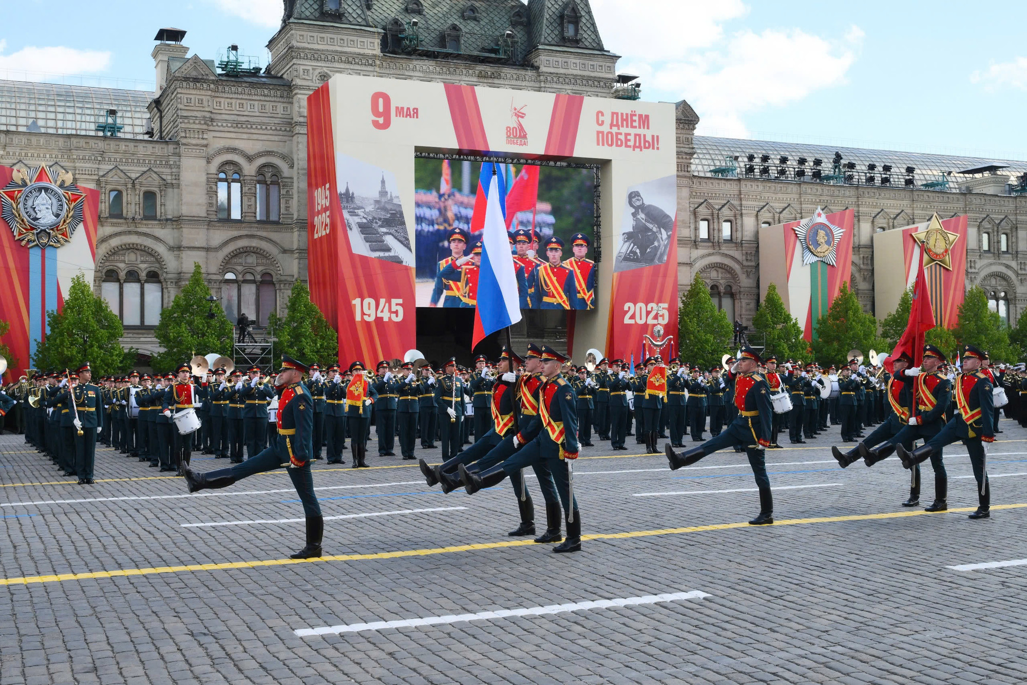 Các đơn vị quân đội Nga diễu hành trong lễ duyệt binh, tái hiện tinh thần chiến đấu kiên cường của quân đội Liên Xô trong Chiến tranh Thế giới thứ 2.