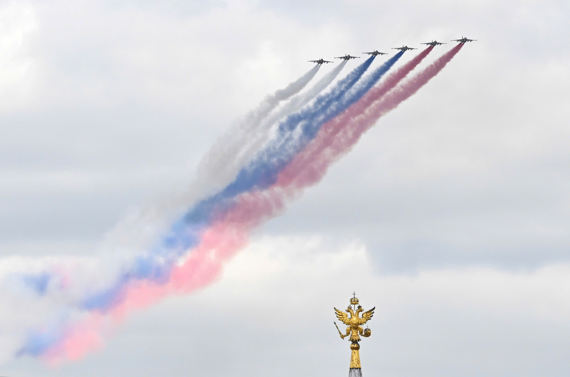 Màn “cờ bay” ấn tượng trên bầu trời Moskva.