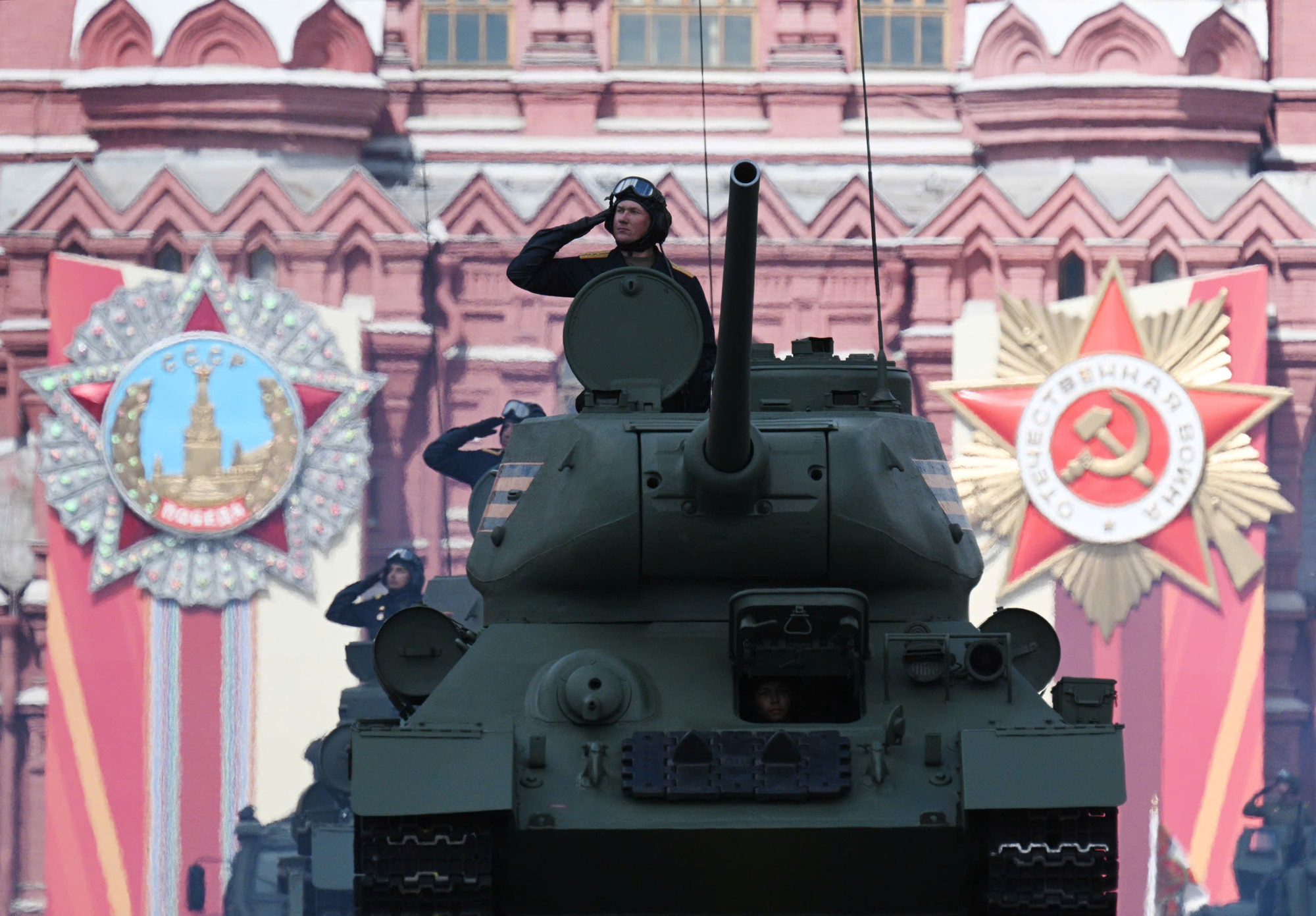 Xe tăng chiến đấu T-34-85 lăn bánh qua Quảng trường Đỏ, mở màn cho phần trình diễn khí tài ấn tượng trong lễ duyệt binh.