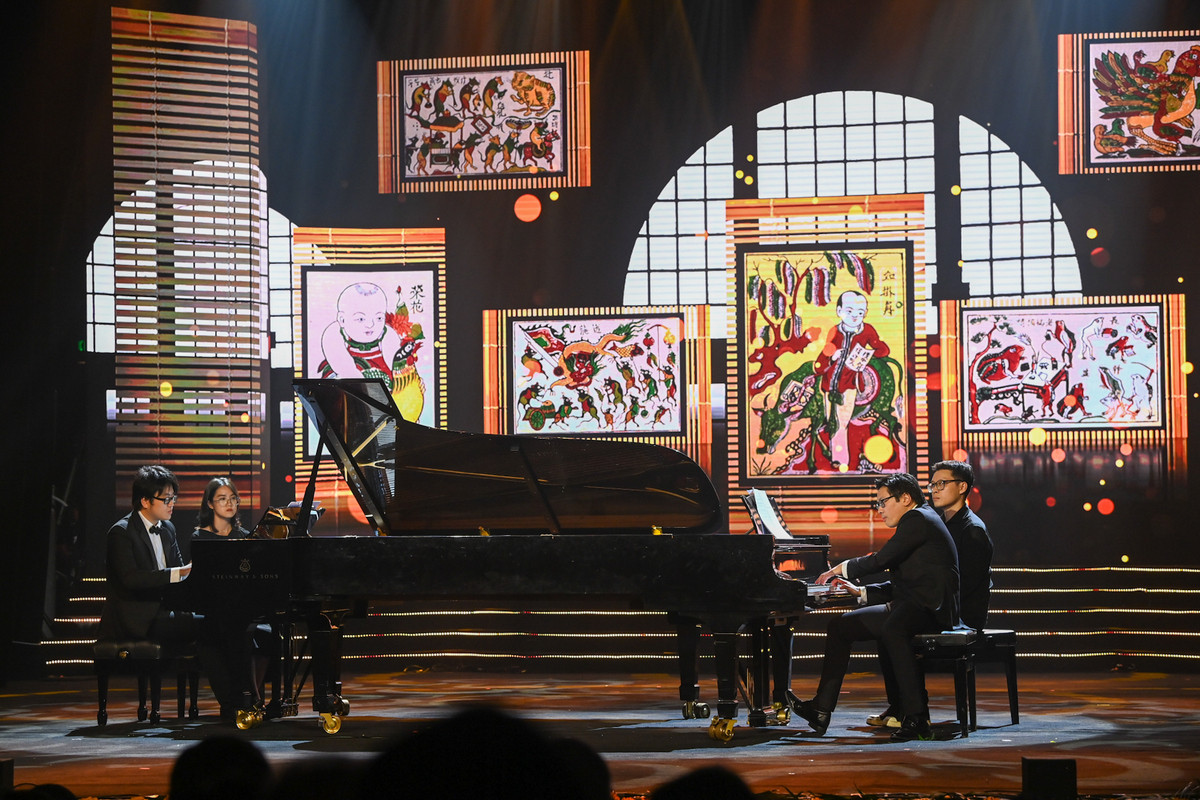 Song tấu piano do hai nghệ sĩ Lưu Hồng Quang và Lưu Đức Anh biểu diễn.