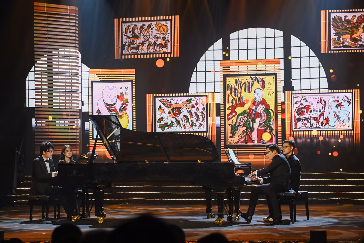 Song tấu piano do hai nghệ sĩ Lưu Hồng Quang và Lưu Đức Anh biểu diễn.