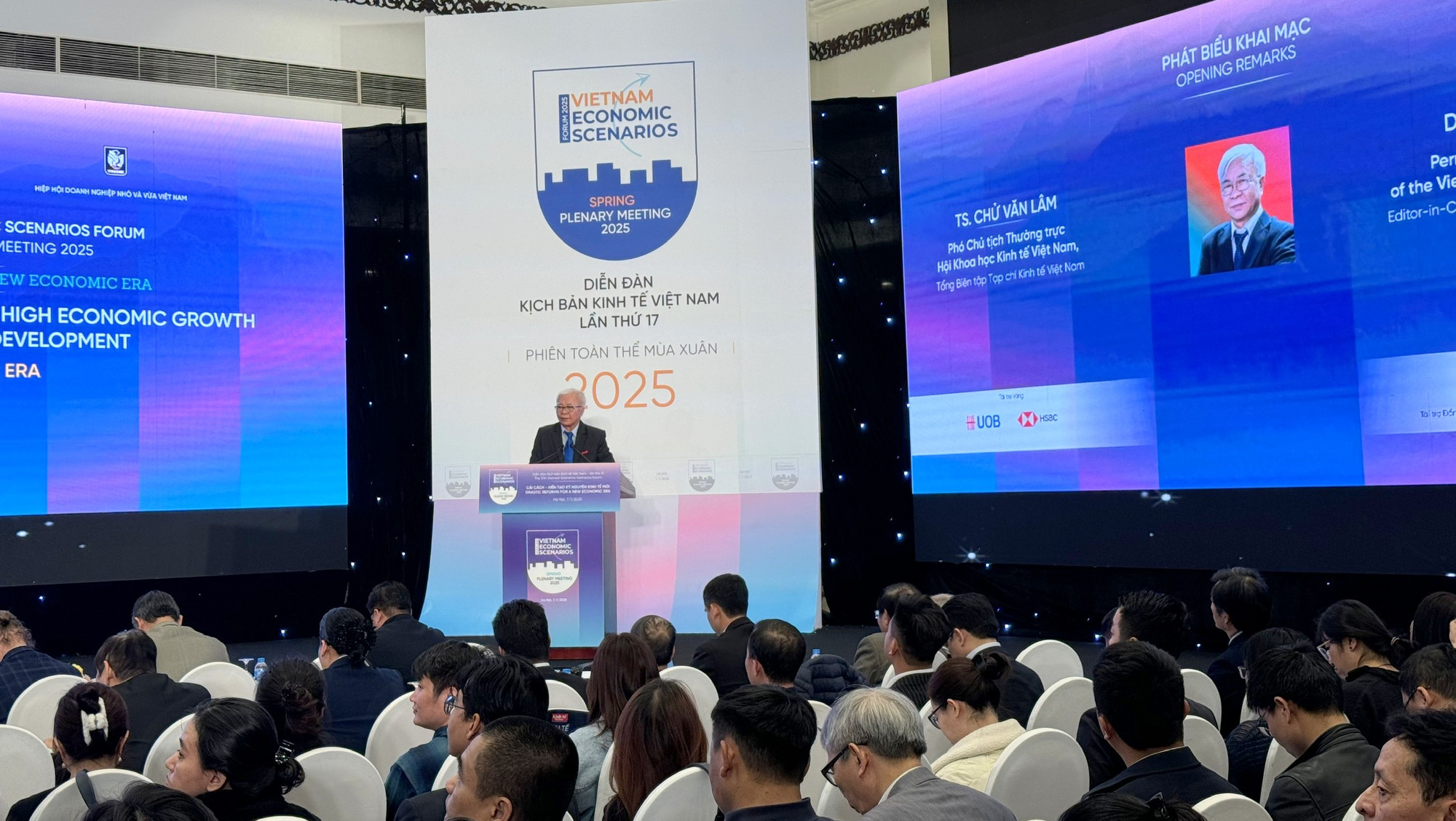 TS Chử Văn Lâm, Phó Chủ tịch Hội Khoa học kinh tế Việt Nam, Tổng Biên tập Tạp chí Kinh tế Việt Nam phát biểu. (Ảnh: TRUNG HƯNG)