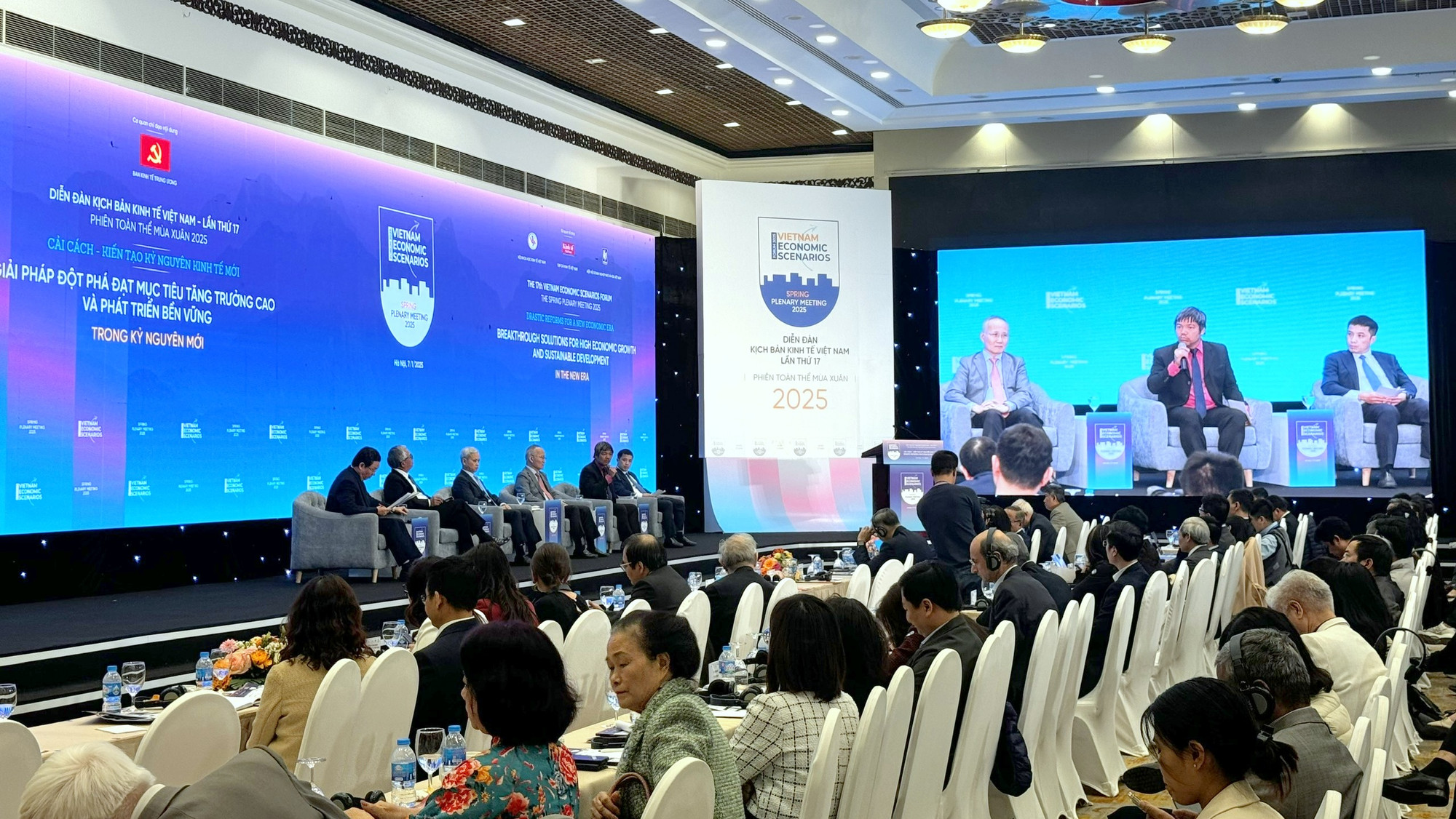 Các chuyên gia, diễn giả cùng thảo luận về các giải pháp bảo đảm tăng trưởng cao, bền vững cho Việt Nam. (Ảnh: TRUNG HƯNG)