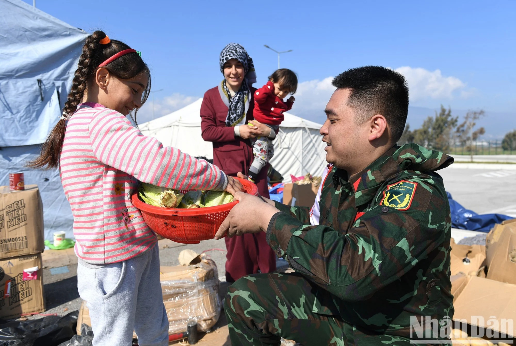 Tình cảm của người dân dành cho thành viên Đoàn cứu hộ, cứu nạn của Quân đội nhân dân Việt Nam làm nhiệm vụ tại Thổ Nhĩ Kỳ. (Ảnh: THÀNH ĐẠT) Tình cảm của người dân dành cho thành viên Đoàn cứu hộ, cứu nạn của Quân đội nhân dân Việt Nam làm nhiệm vụ tại Thổ Nhĩ Kỳ. (Ảnh: THÀNH ĐẠT)