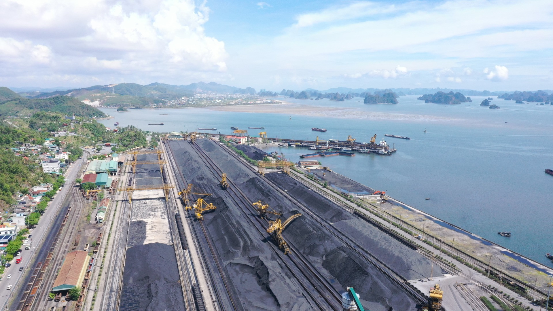 Bốc rót than tại Công ty Kho vận và Cảng Cẩm Phả.