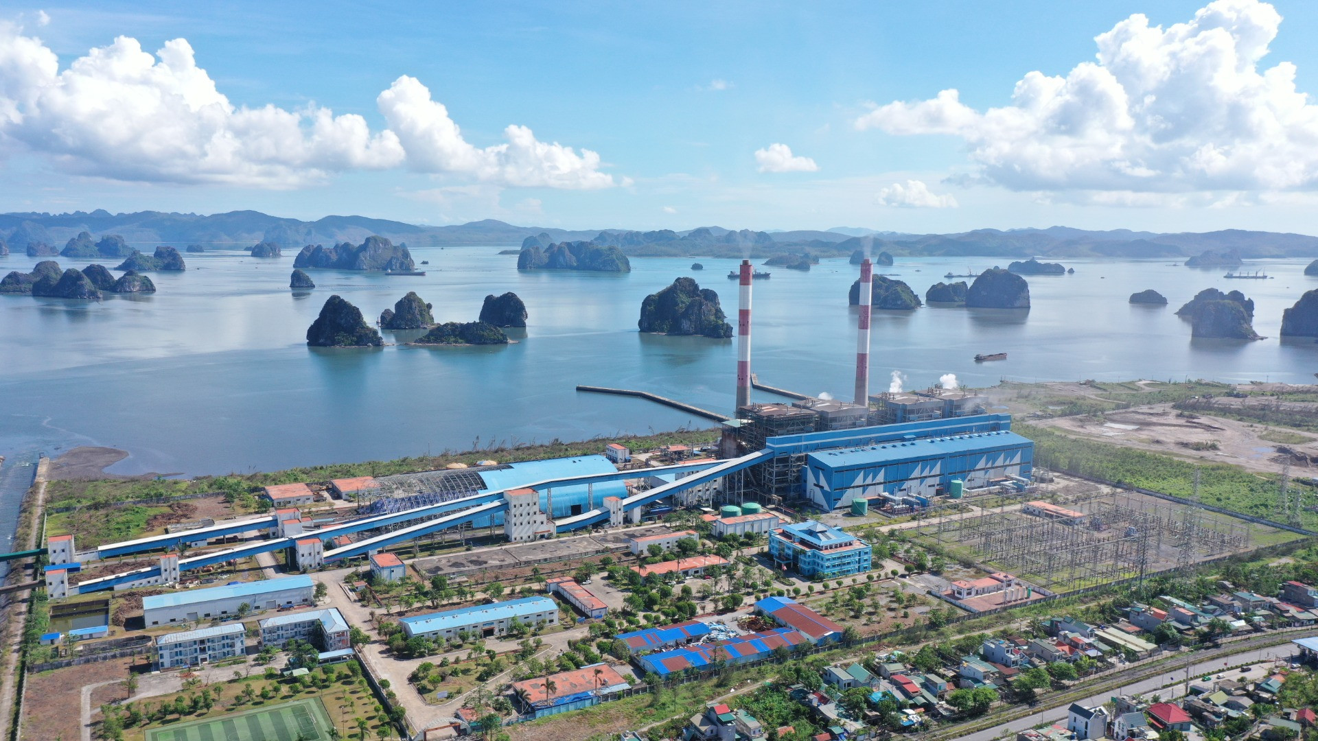 Quang cảnh Nhà máy nhiệt điện Cẩm Phả.