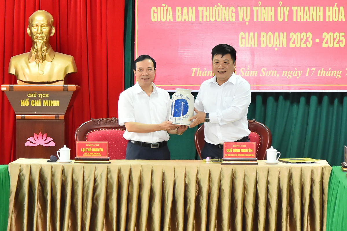 Phó Tổng Biên tập Báo Nhân Dân Quế Đình Nguyên trao quà lưu niệm tặng Phó Bí thư Thường trực Tỉnh ủy Thanh Hóa Lại Thế Nguyên sau lễ ký kết. Phó Tổng Biên tập Báo Nhân Dân Quế Đình Nguyên trao quà lưu niệm tặng Phó Bí thư Thường trực Tỉnh ủy Thanh Hóa Lại Thế Nguyên sau lễ ký kết.