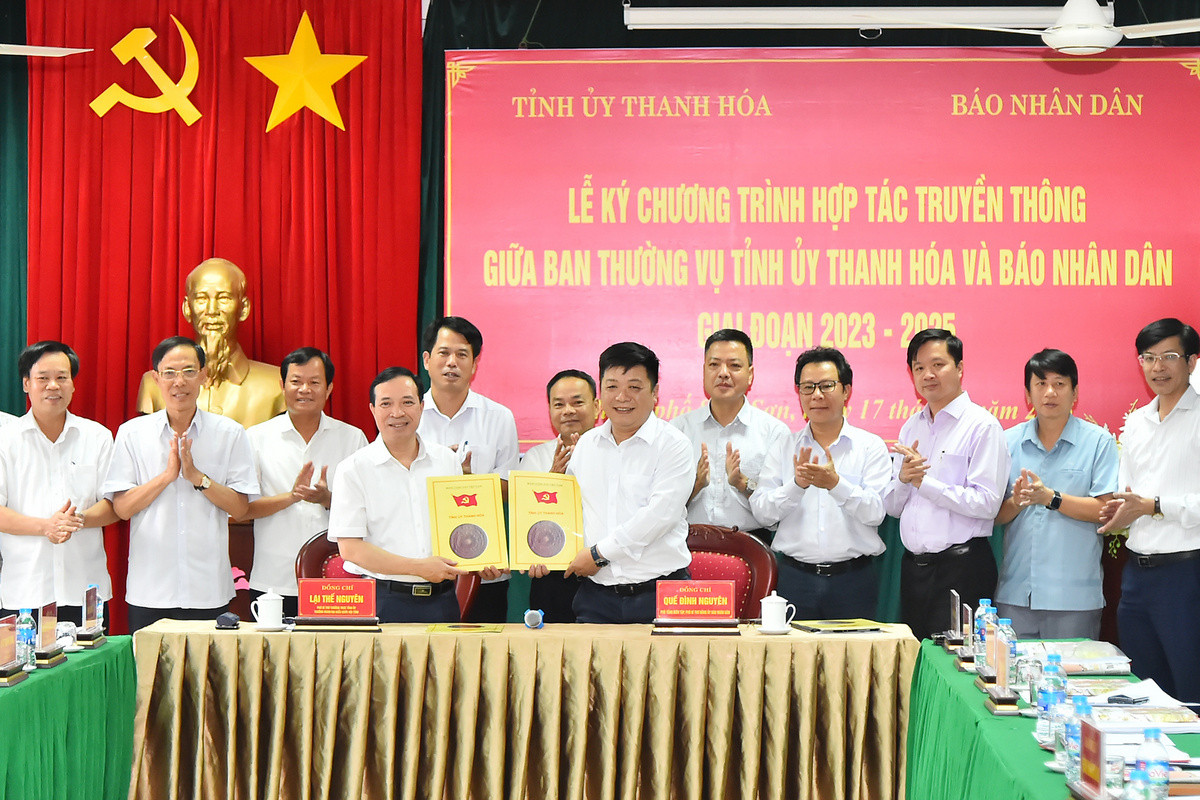 Phó Tổng Biên tập Báo Nhân Dân Quế Đình Nguyên và Phó Bí thư Thường trực Tỉnh ủy Thanh Hóa Lại Thế Nguyên trao nhau bản thỏa thuận hợp tác truyền thông. Phó Tổng Biên tập Báo Nhân Dân Quế Đình Nguyên và Phó Bí thư Thường trực Tỉnh ủy Thanh Hóa Lại Thế Nguyên trao nhau bản thỏa thuận hợp tác truyền thông.