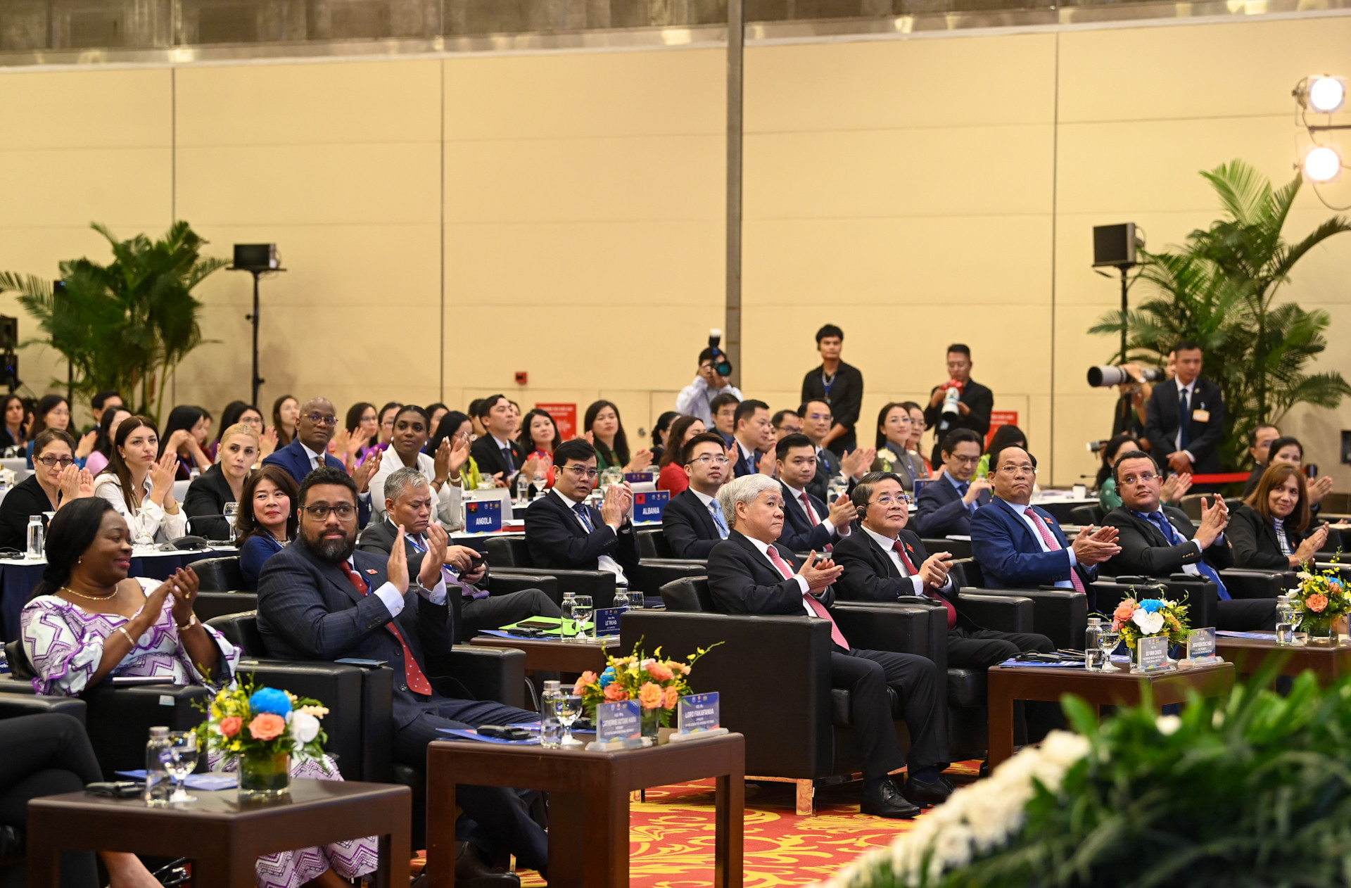 Chủ tịch Ủy ban Trung ương Mặt trận Tổ quốc Việt Nam Đỗ Văn Chiến cùng các Phó Chủ tịch Quốc hội và các đại biểu dự phiên bế mạc.