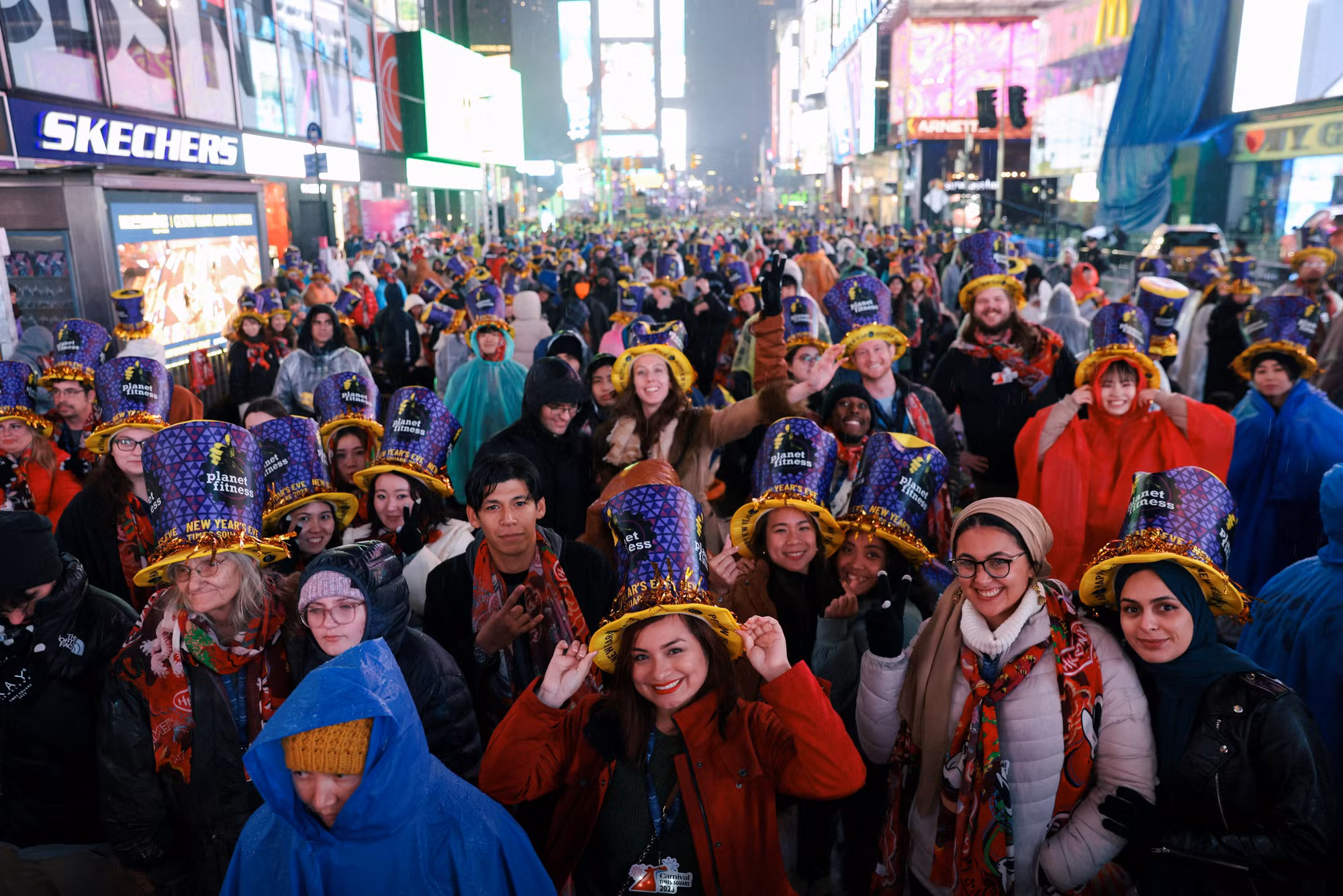 Người dân tập trung tại Quảng trường Thời đại trong sự kiện đêm giao thừa đầu tiên mà không phải áp dụng các biện pháp hạn chế phòng dịch Covid-19 ở Manhattan, New York, Mỹ. (Ảnh: Reuters)