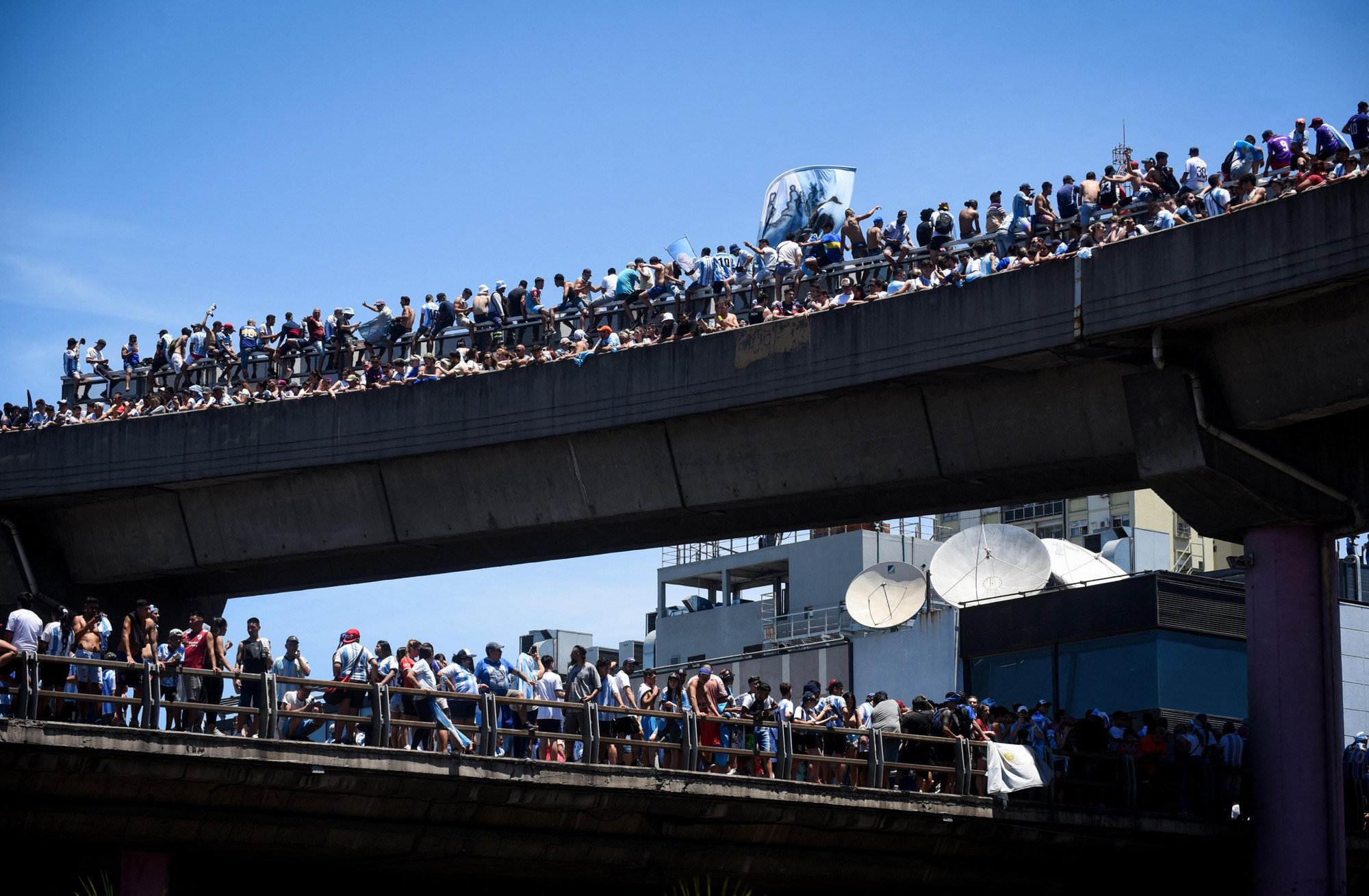 Người hâm mộ Argentina tập trung chờ đoàn diễu hành mừng công đi qua. (Ảnh: Reuters) Người hâm mộ Argentina tập trung chờ đoàn diễu hành mừng công đi qua. (Ảnh: Reuters)