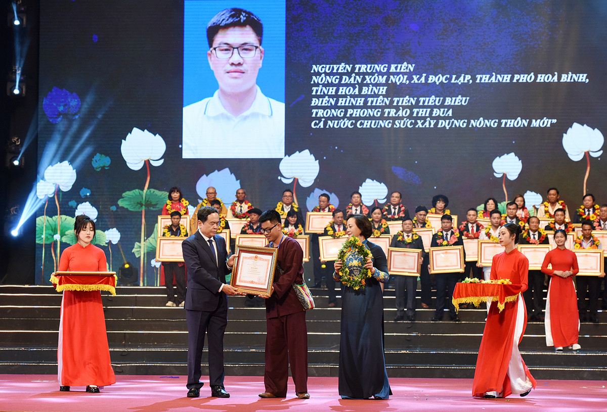 Phó Chủ tịch Quốc hội Trần Thanh Mẫn và Bộ trưởng Nội vụ Phạm Thị Thanh Trà trao Bằng khen và hoa cho điển hình tiên tiến tiêu biểu nông dân Nguyễn Trung Kiên (tỉnh Hòa Bình).