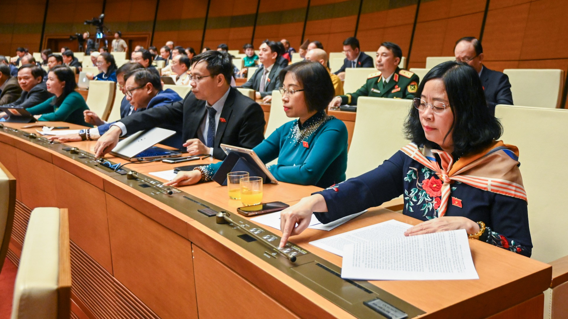 Các đại biểu Quốc hội biểu quyết thông qua Nghị quyết về hoạt động chất vấn tại Kỳ họp thứ 8, Quốc hội khóa XV. (Ảnh: DUY LINH)