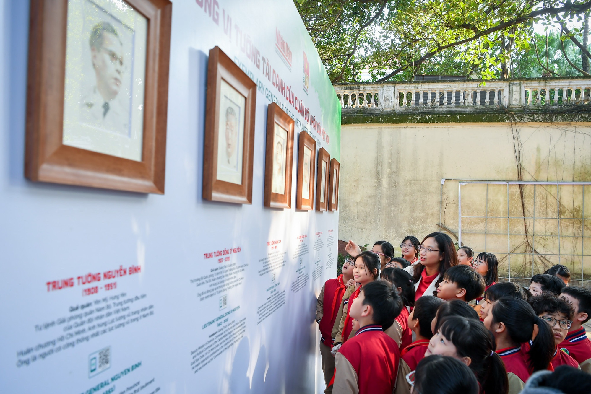 Các em học sinh tham quan triển lãm.