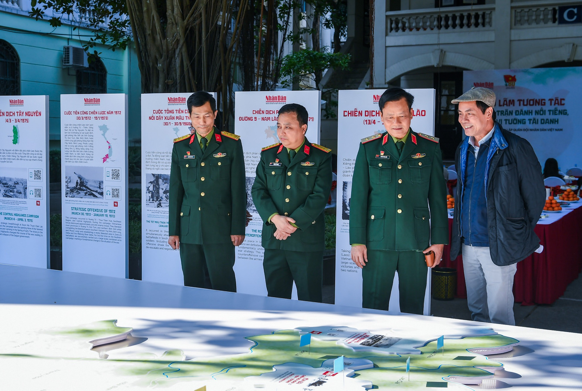 Những du khách yêu thích công nghệ có thể quét mã QR được tích hợp trên từng bức tranh và sơ đồ trận đánh để trải nghiệm thêm thông tin, hình ảnh trực quan về các trận chiến nổi tiếng cùng dấu ấn của những vị tướng tài danh trong lịch sử dân tộc.