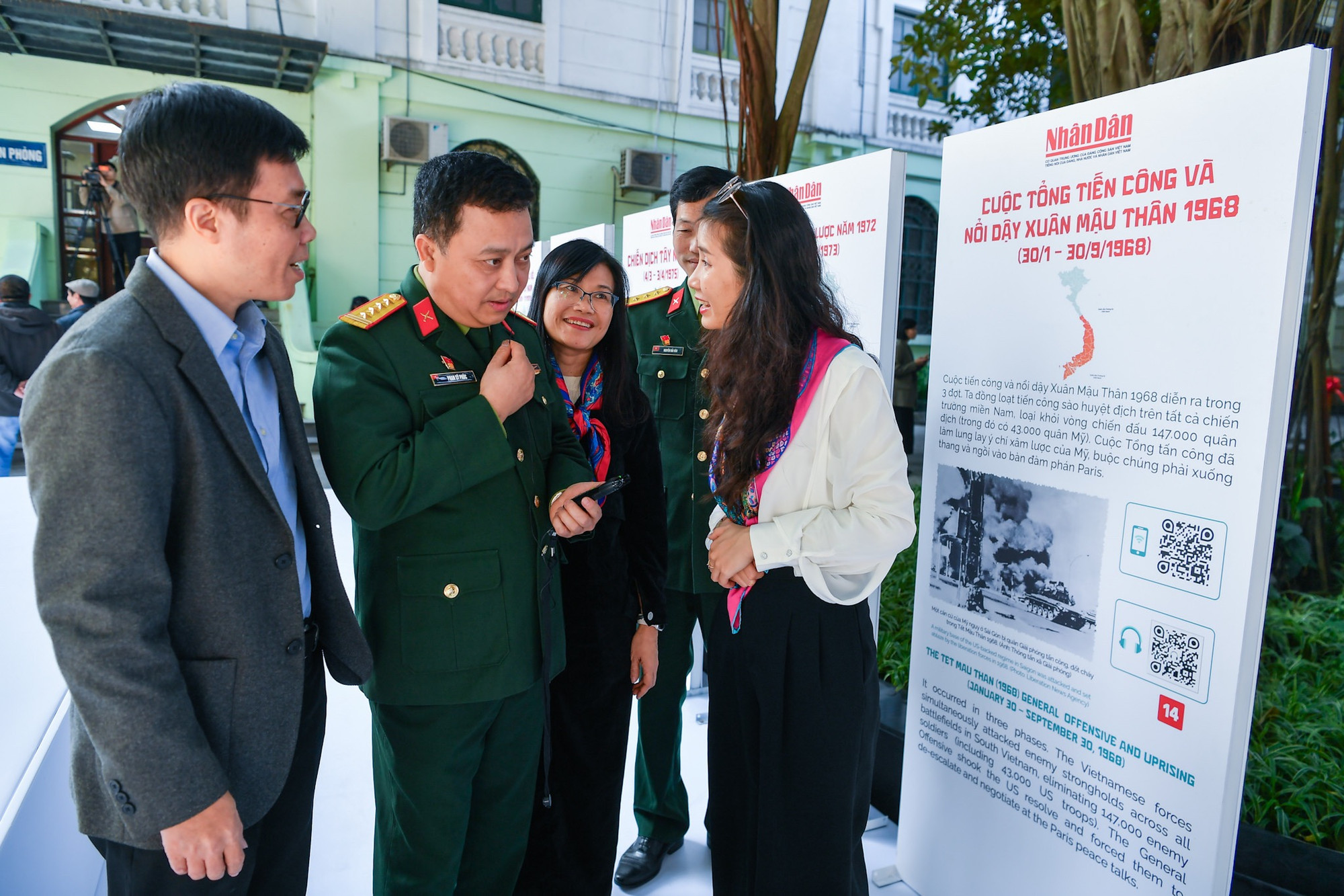 Các đại biểu trải nghiệm triển lãm tương tác.