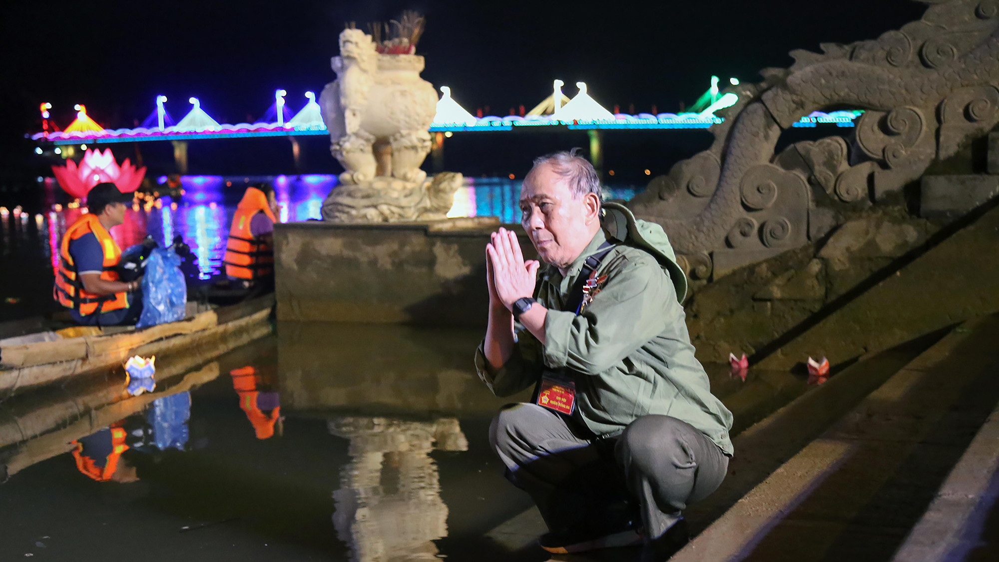 Và chắp tay nguyện cầu cho linh hồn đồng đội được siêu thoát.