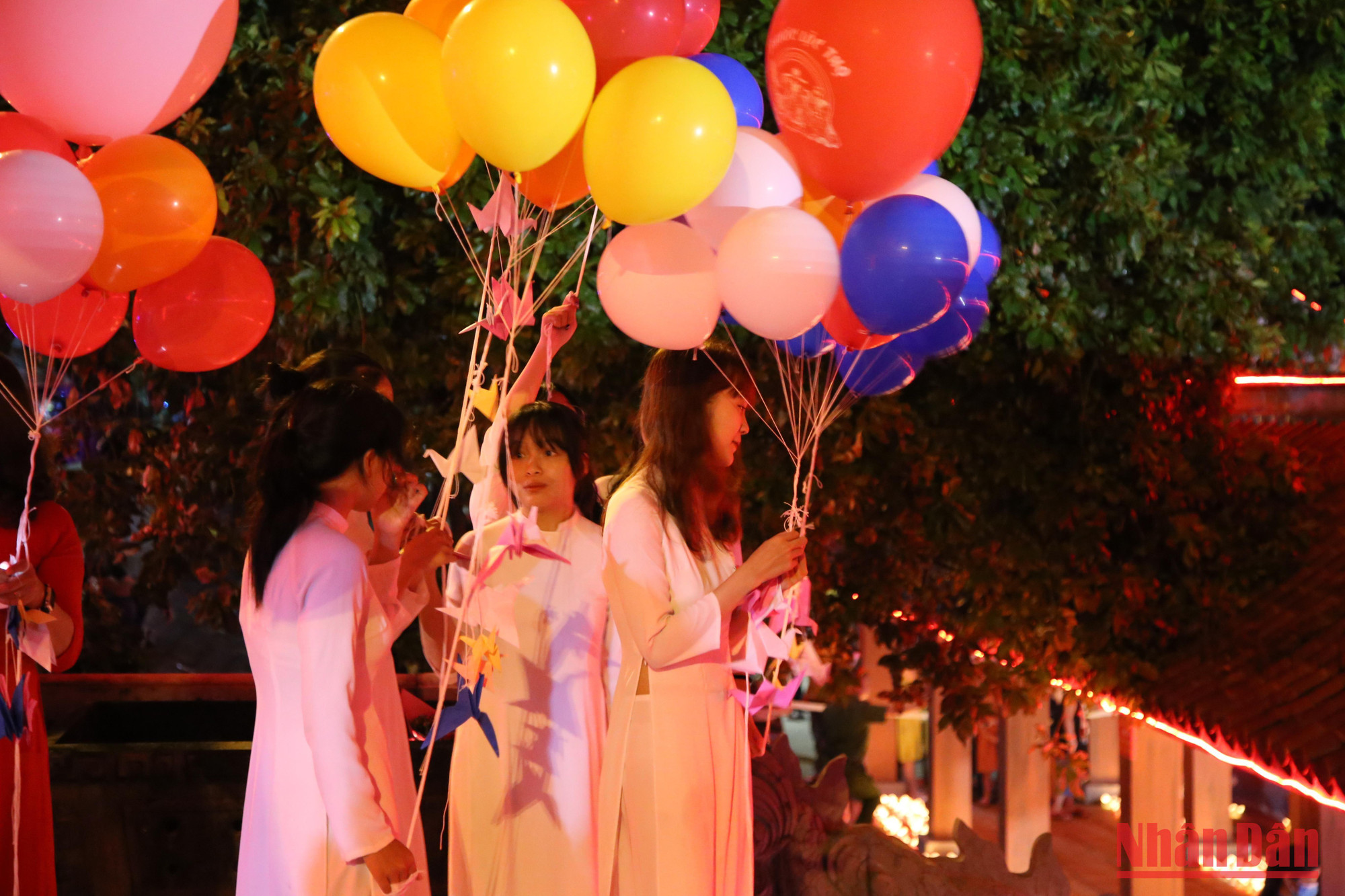 Các em học sinh thả bóng bay lên bầu trời trong &quot;Đêm hoa đăng&quot; thể hiện khát vọng hòa bình mãi mãi.